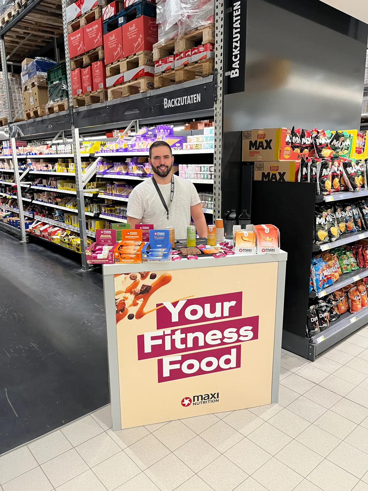 Promoter an einem Verkostungsstand im Supermarkt