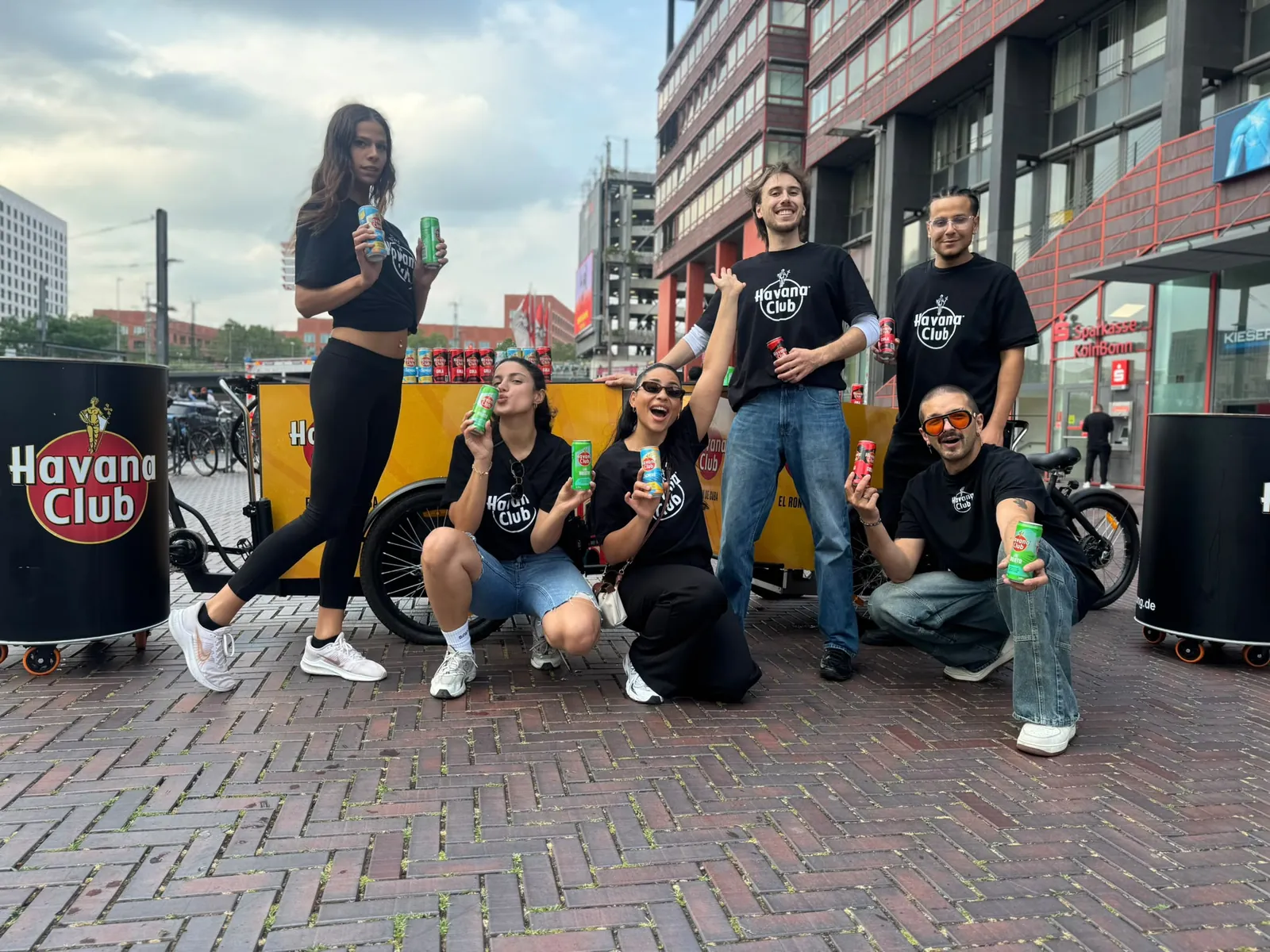 Sampling-Team in einheitlichen Shirts vor dem Aktionsstart in der Stadt