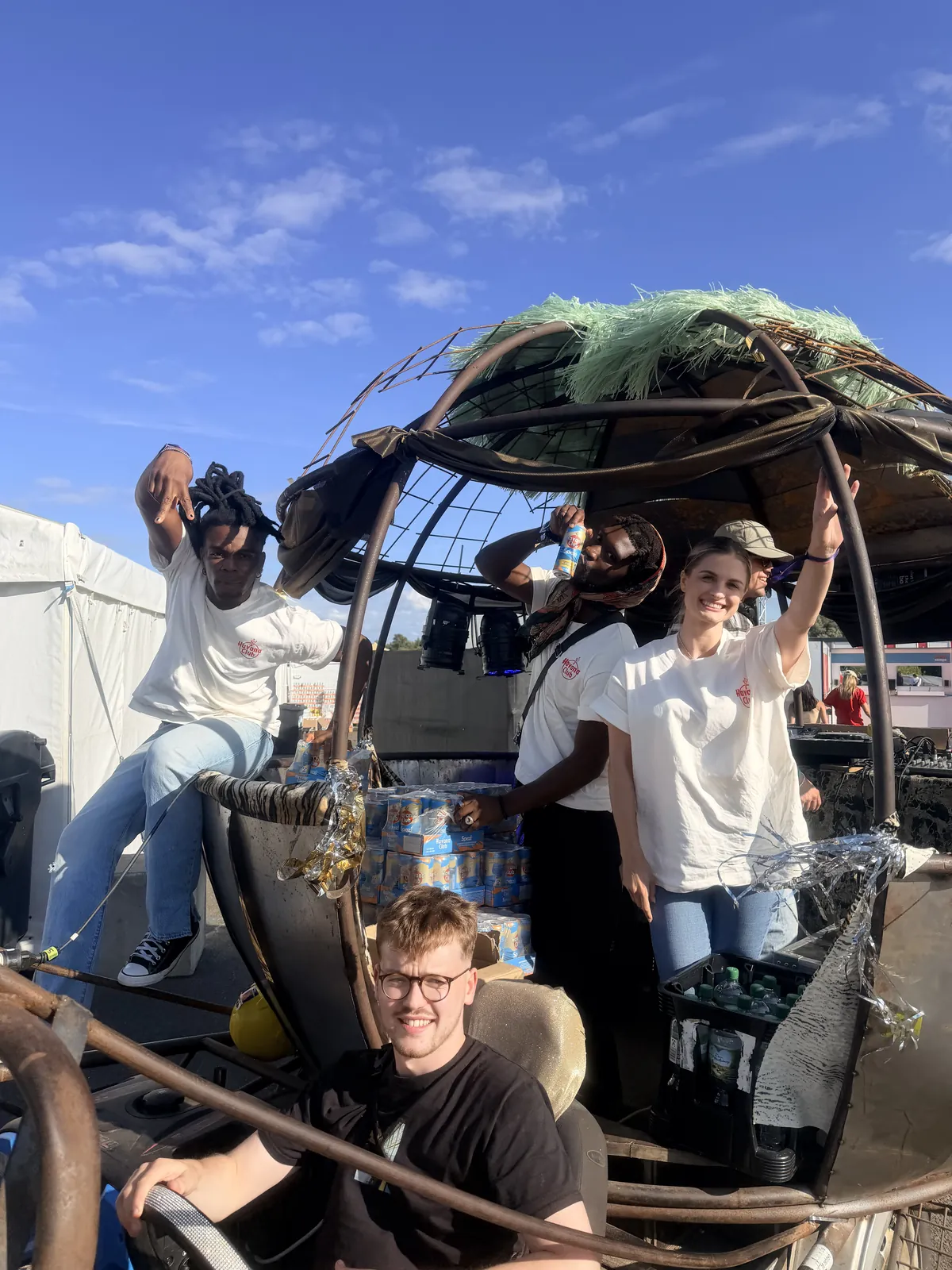 Promotion-Team auf einem umgebauten Truck bei einer Festival-Roadshow