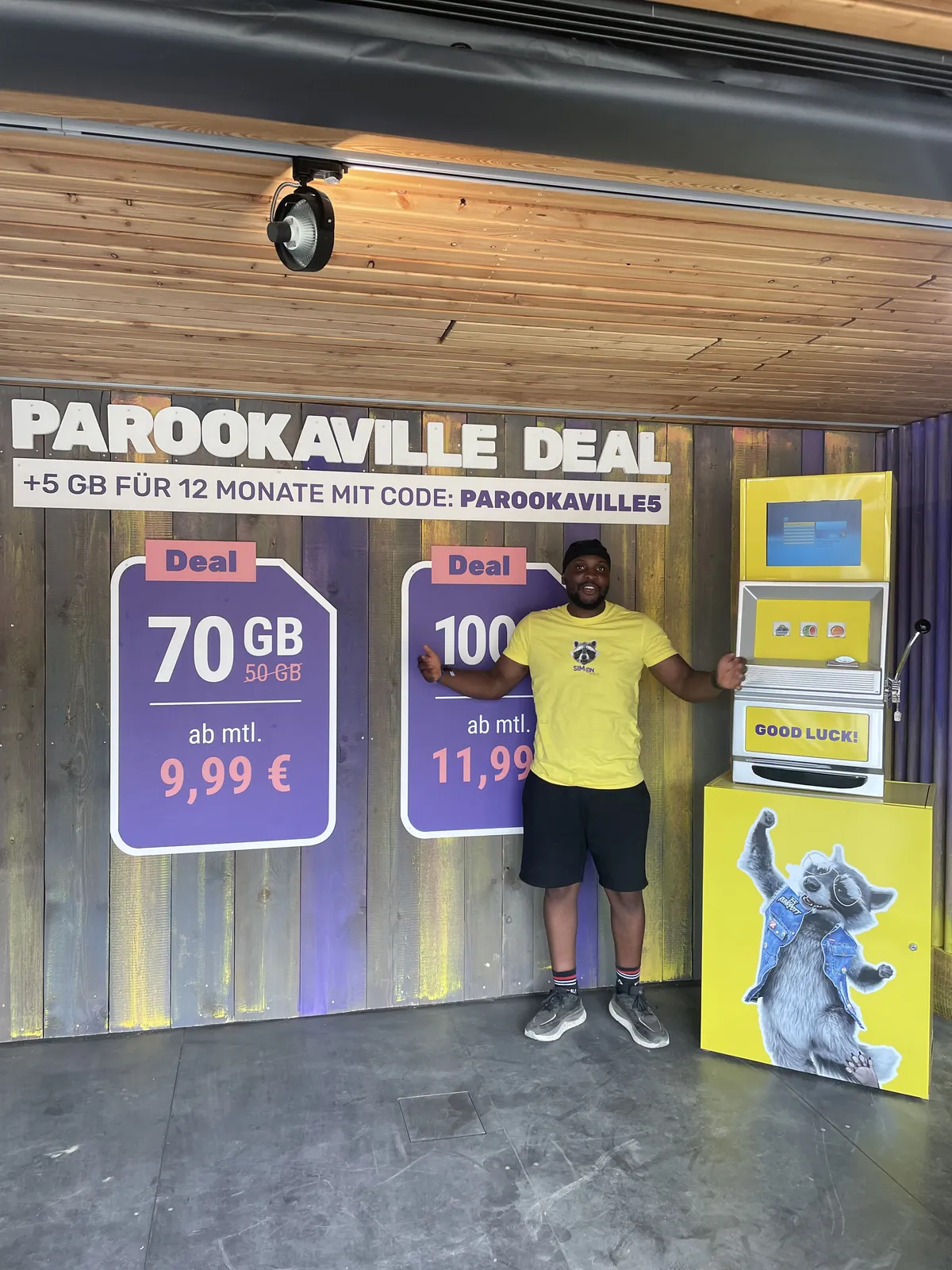 Promoter an einem Pop-up-Stand einer Festival-Kampagne
