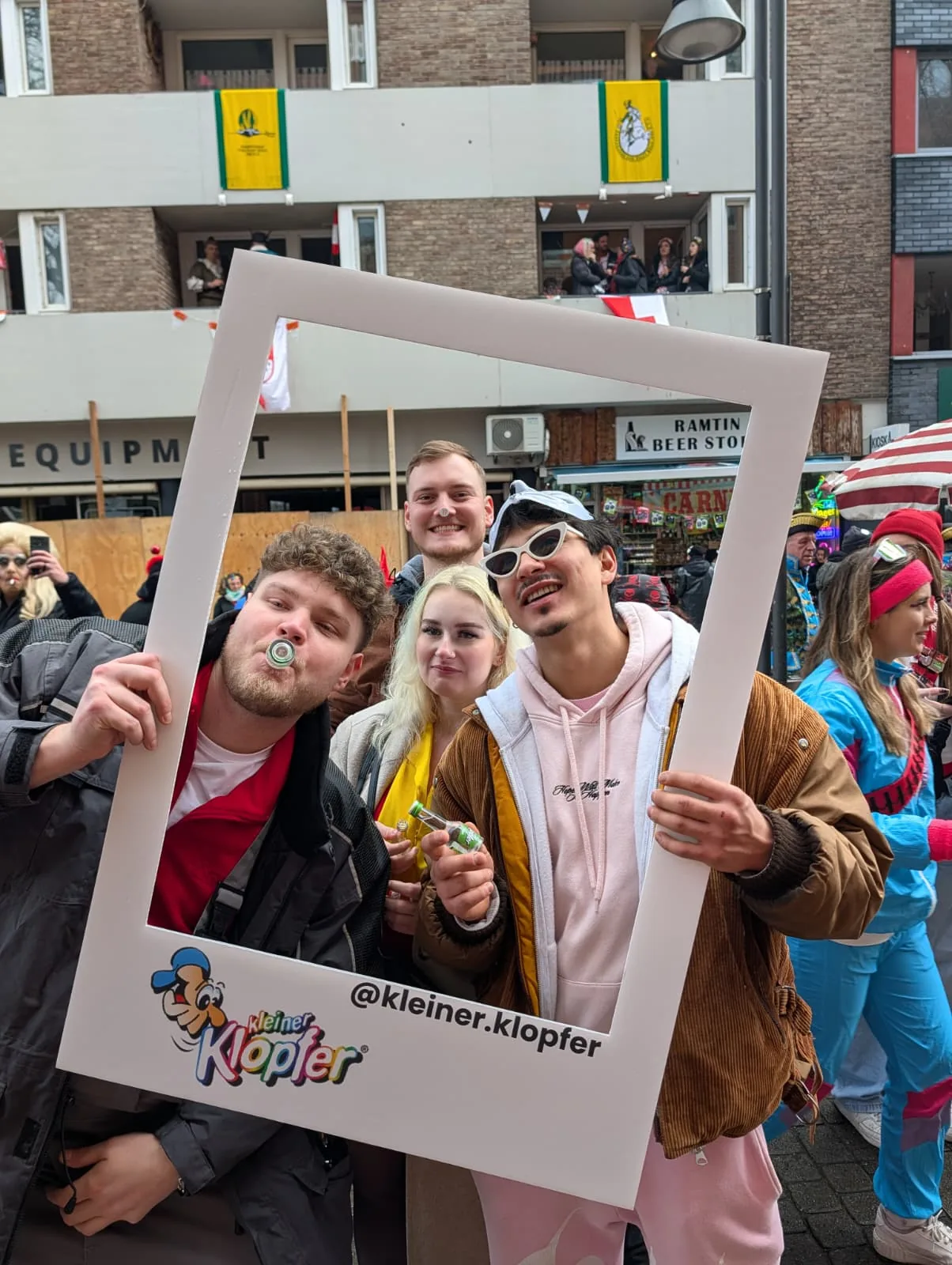 Festivalbesucher mit Foto-Rahmen bei einer Markenaktivierung