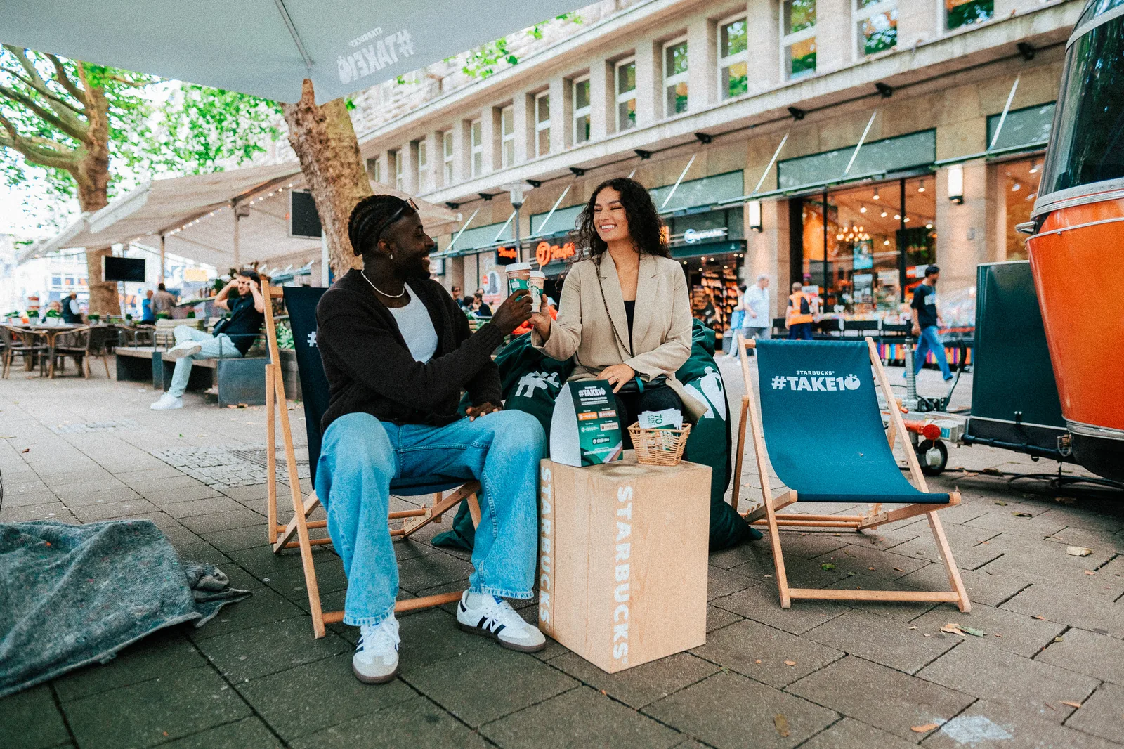 Roadshow-Lounge mit Liegestühlen in einer Fußgängerzone
