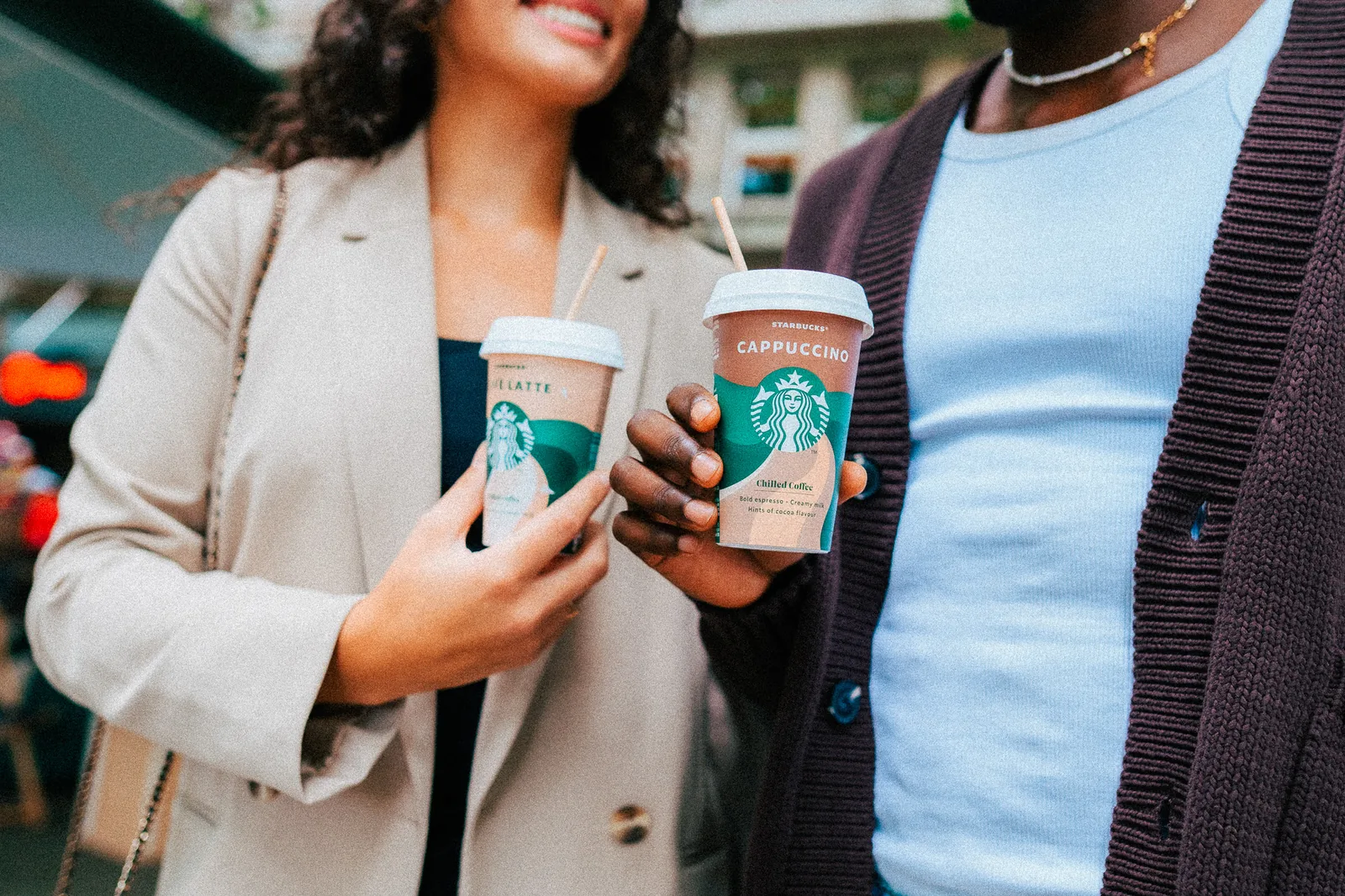 Passanten mit gebrandeten Kaffeebechern bei einer Roadshow
