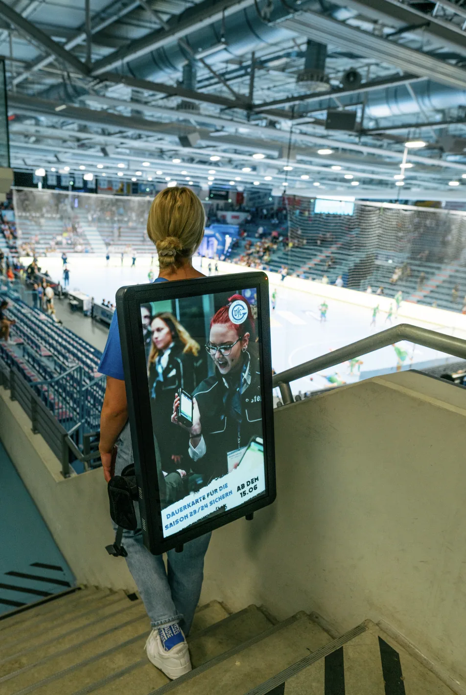 Walking Screen auf der Tribünentreppe der VfL-Arena mit Blick aufs Spielfeld