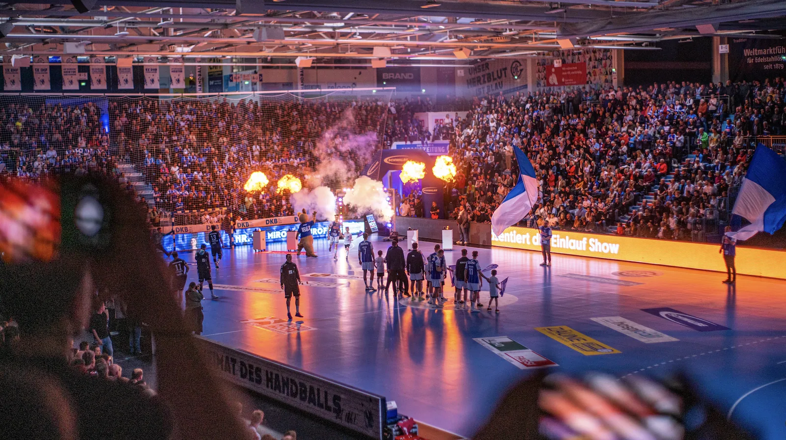 Volle Ränge und Lichtshow beim Spieltag des VfL Gummersbach in der Arena