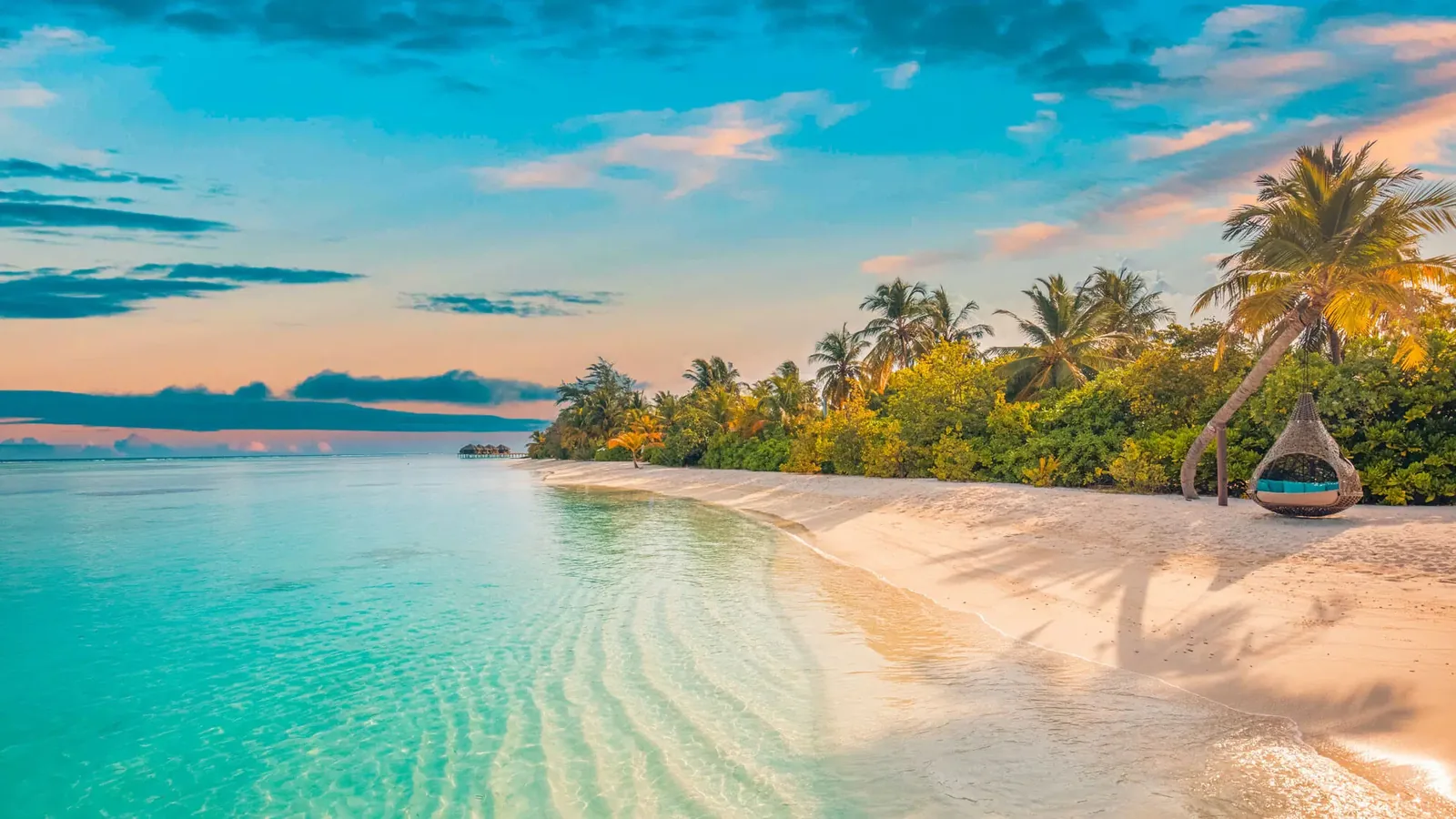 Karibischer Strand mit türkisem Wasser und Palmen als Urlaubsguru-Kampagnenmotiv