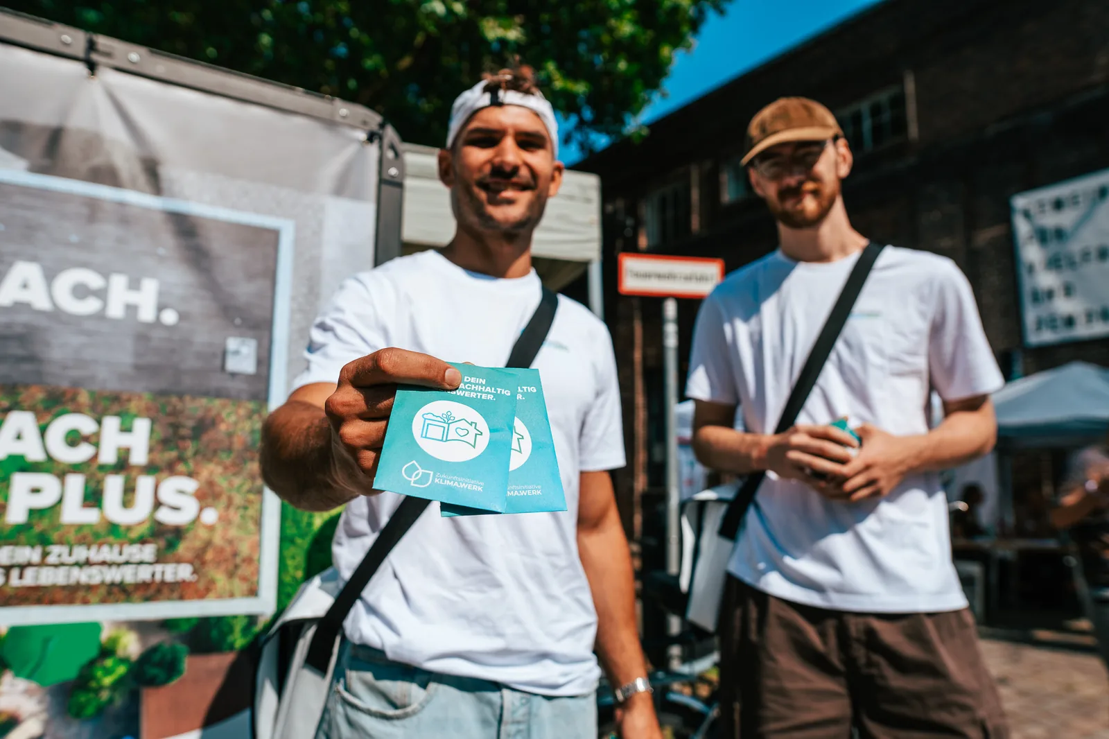 Promoterin der EGLV-Gründach-Kampagne mit Werbematerial in der Innenstadt
