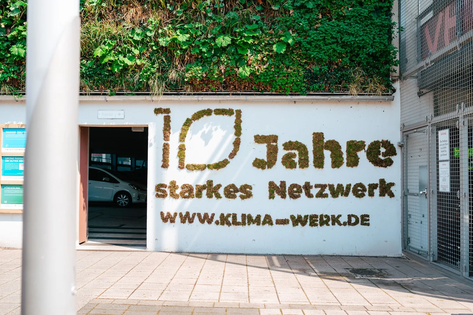 Green Graffiti mit dem Schriftzug 10 Jahre starkes Netzwerk an einer Hauswand