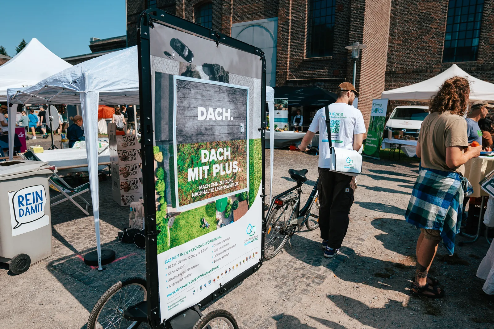 Bike Poster mit Gründach-Motiv auf einer Veranstaltungsfläche in Bottrop