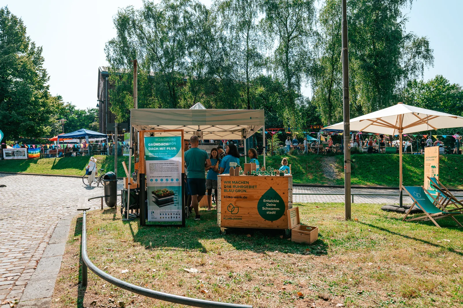 Bike Poster der Gründach-Kampagne zwischen Ständen auf einem Stadtfest
