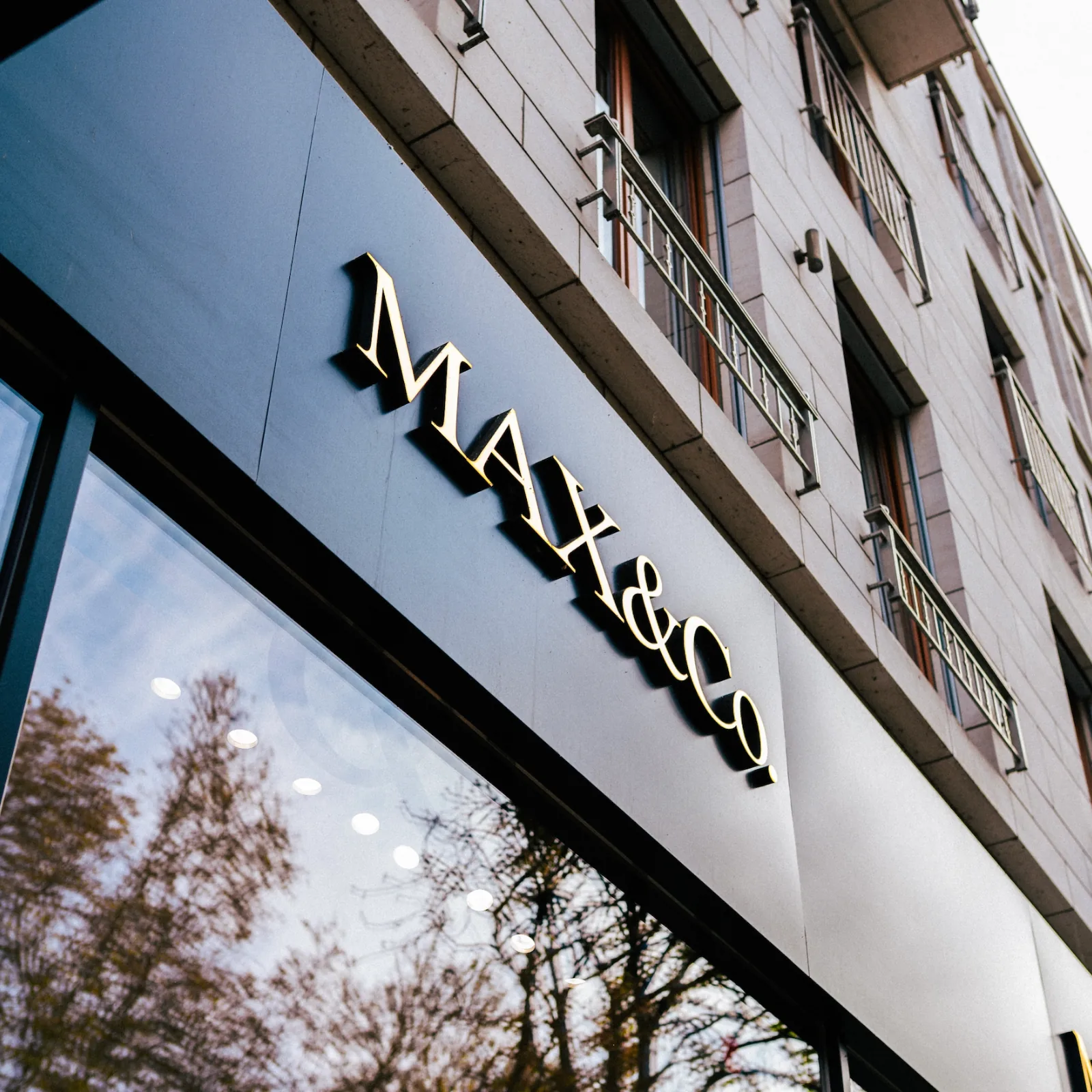 MAX&Co Schriftzug an der Storefassade auf der Königsallee in Düsseldorf