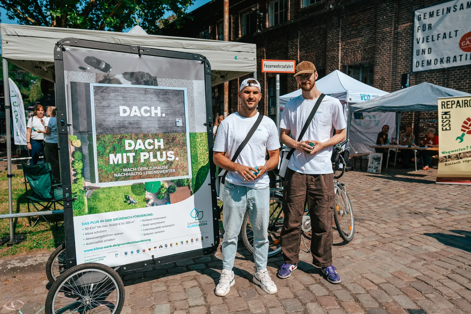 Zwei Promoter neben dem Bike Poster der EGLV-Gründach-Kampagne