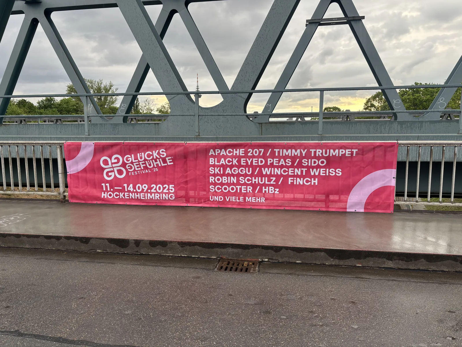 Brückenbanner mit dem Line-up des Glücksgefühle Festivals über einer Straße