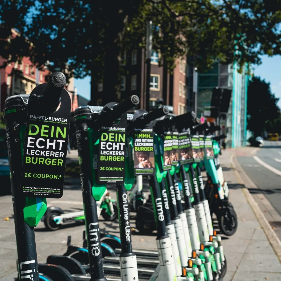 Door Tags an einer Reihe geparkter E-Scooter