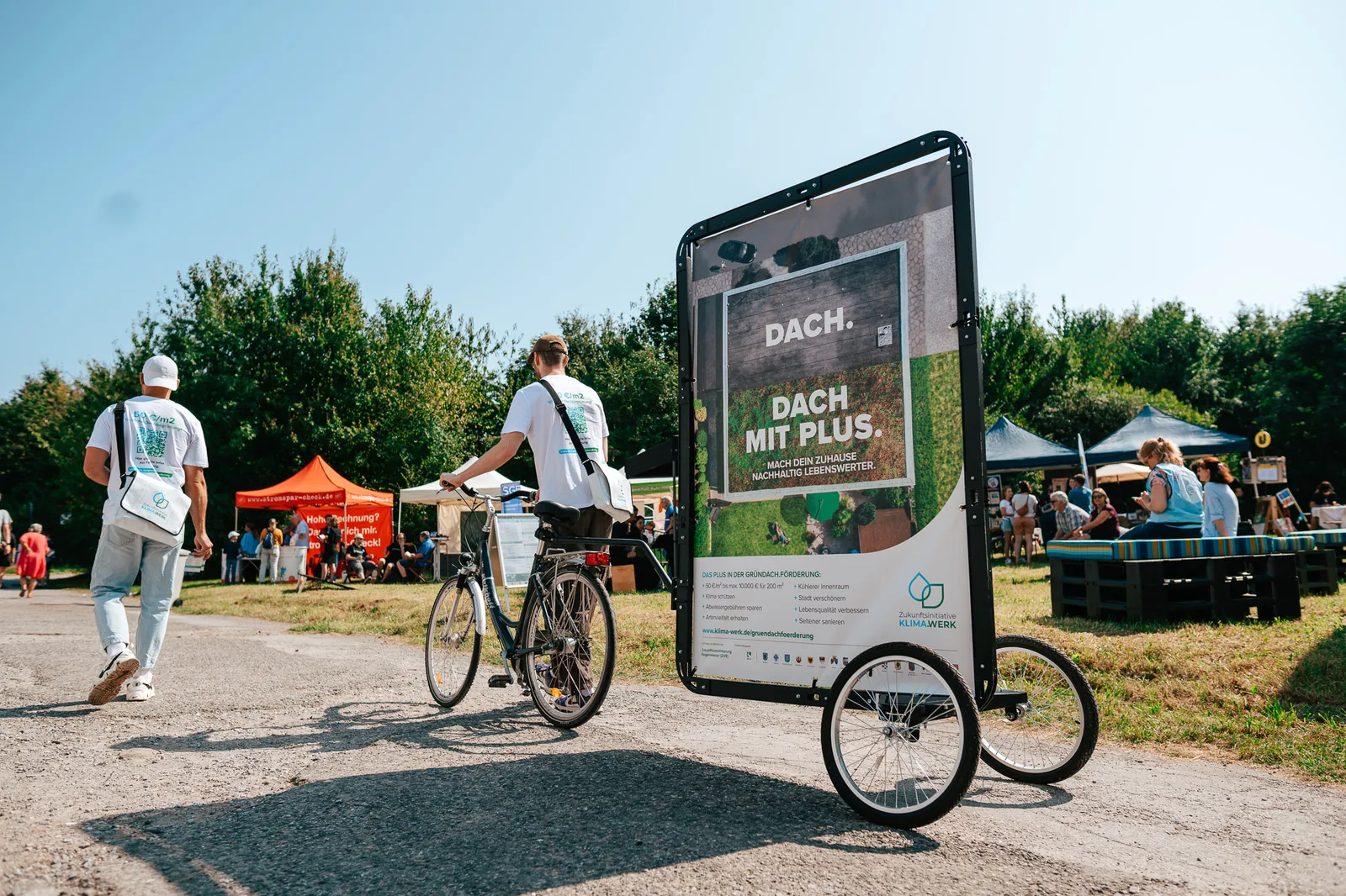 Bike Poster auf einem Stadtfest zwischen Passanten