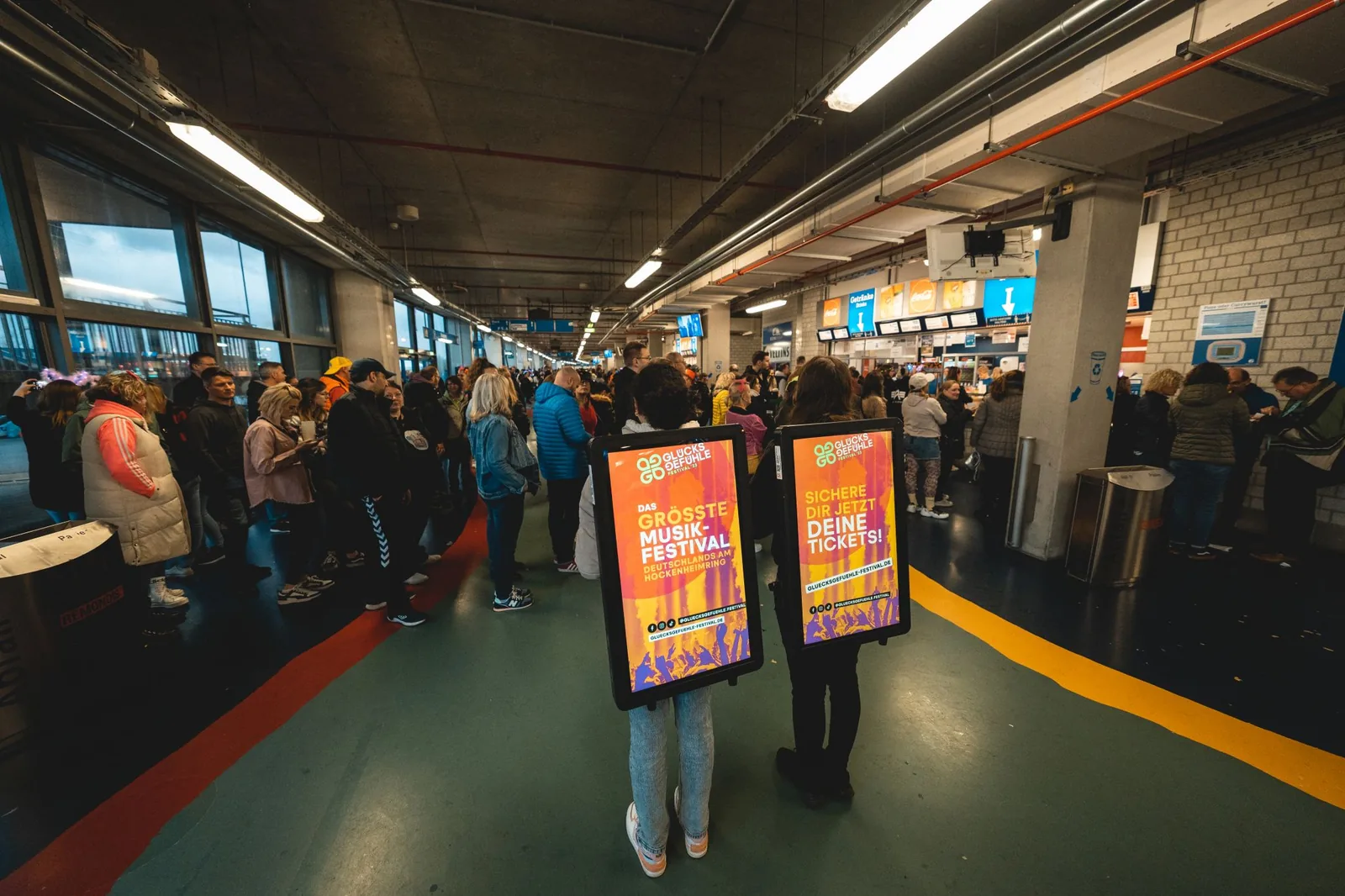 Walking Screens in einer belebten Bahnhofspassage