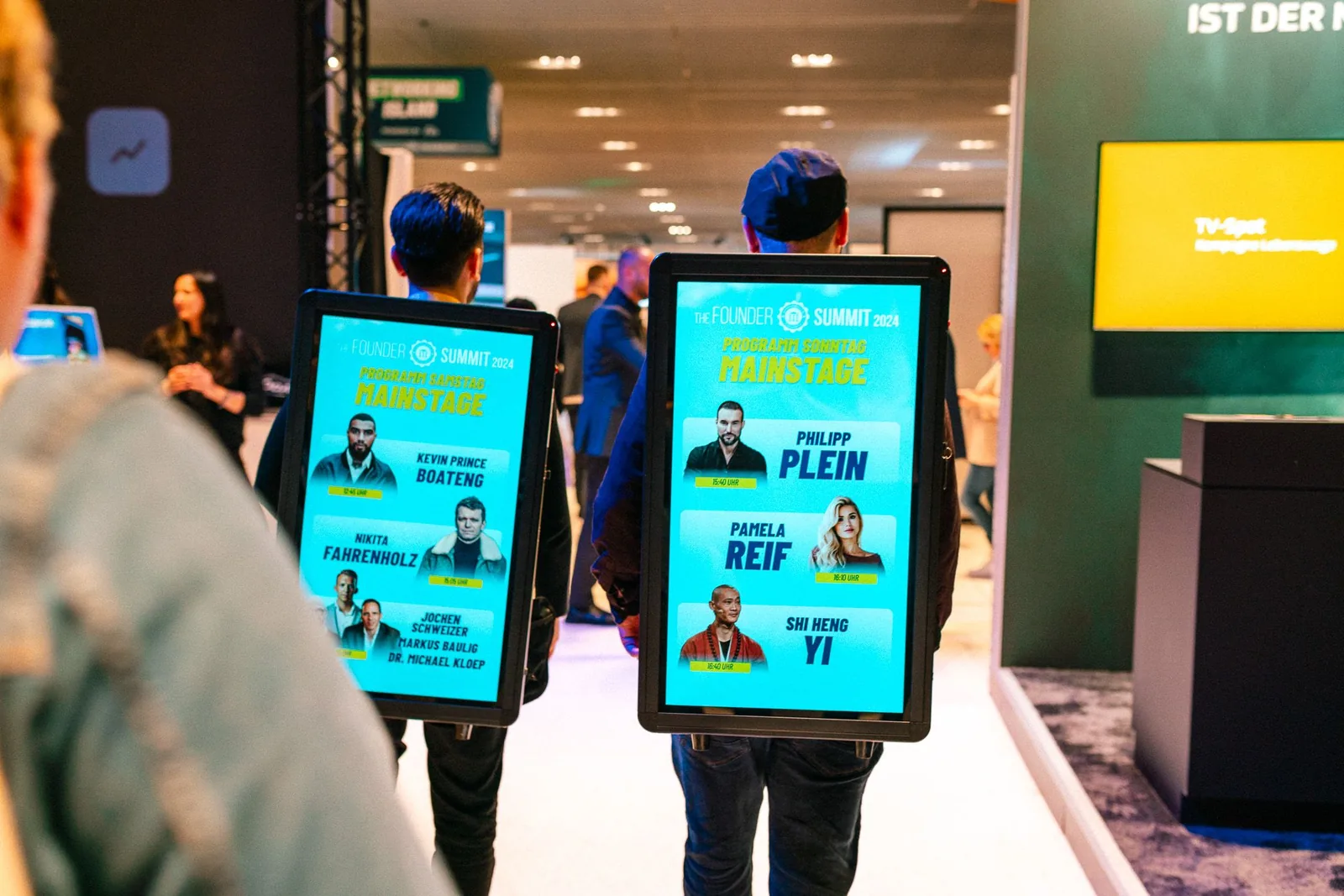 Zwei Promoter mit Walking Screens in einer Shopping-Mall