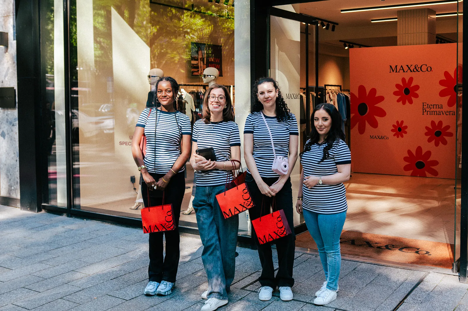 Promoter-Team mit Aktionstaschen vor dem Eingang des MAX&Co Stores