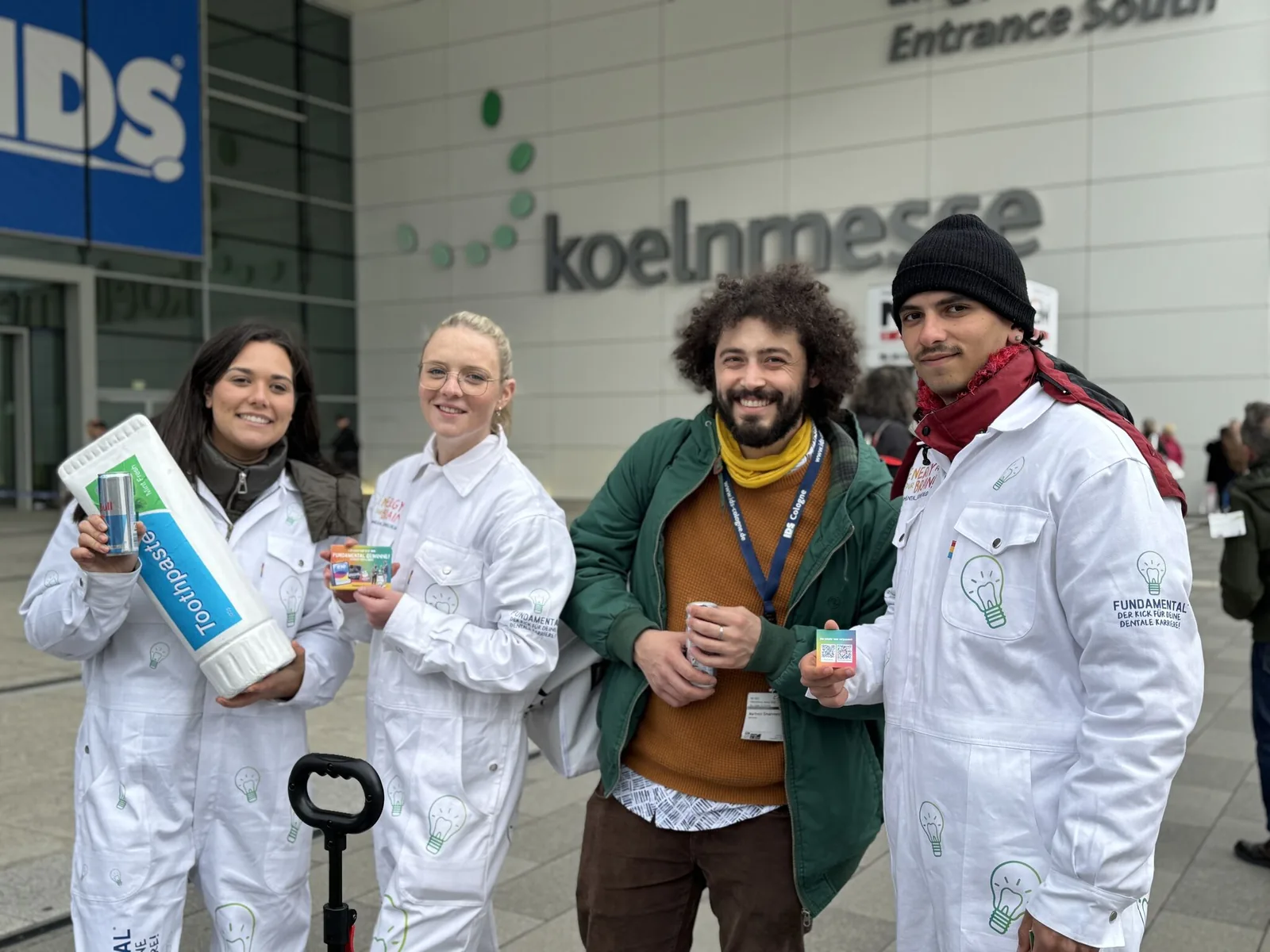 Promotion-Team vor dem Eingang Süd der Koelnmesse