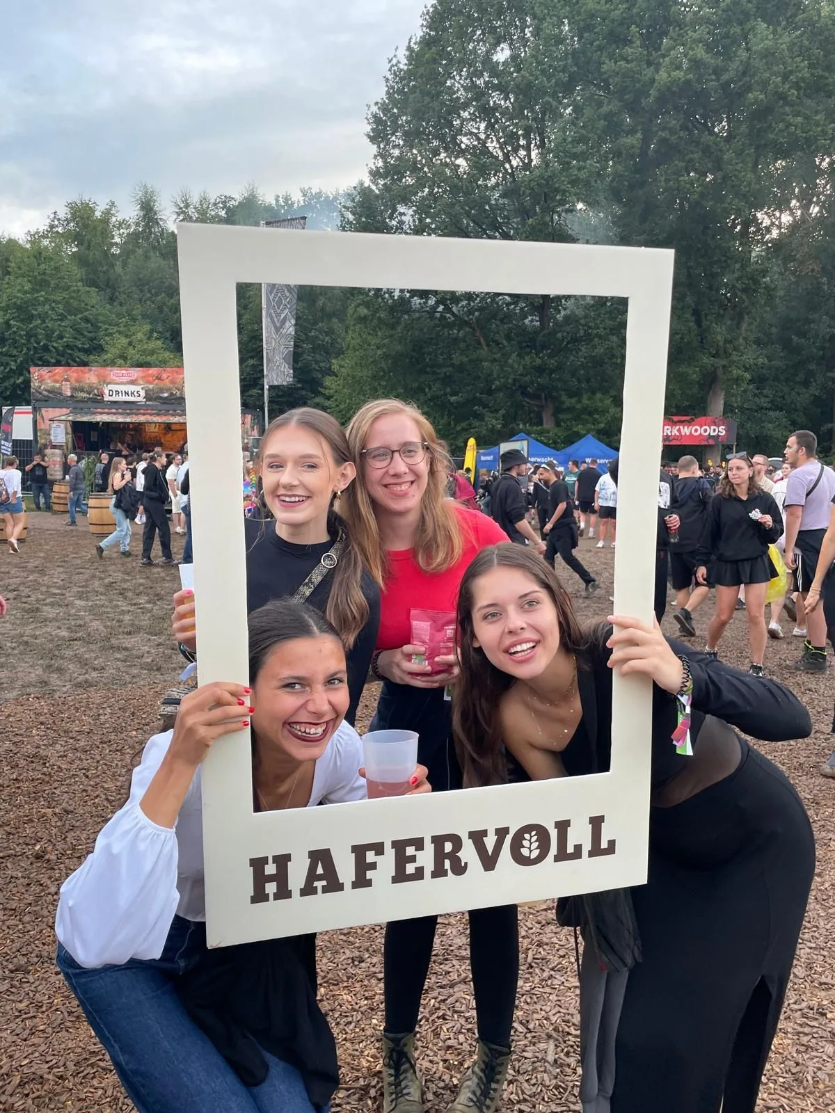 Vier Promoterinnen mit Fotorahmen bei einer Festival-Aktivierung