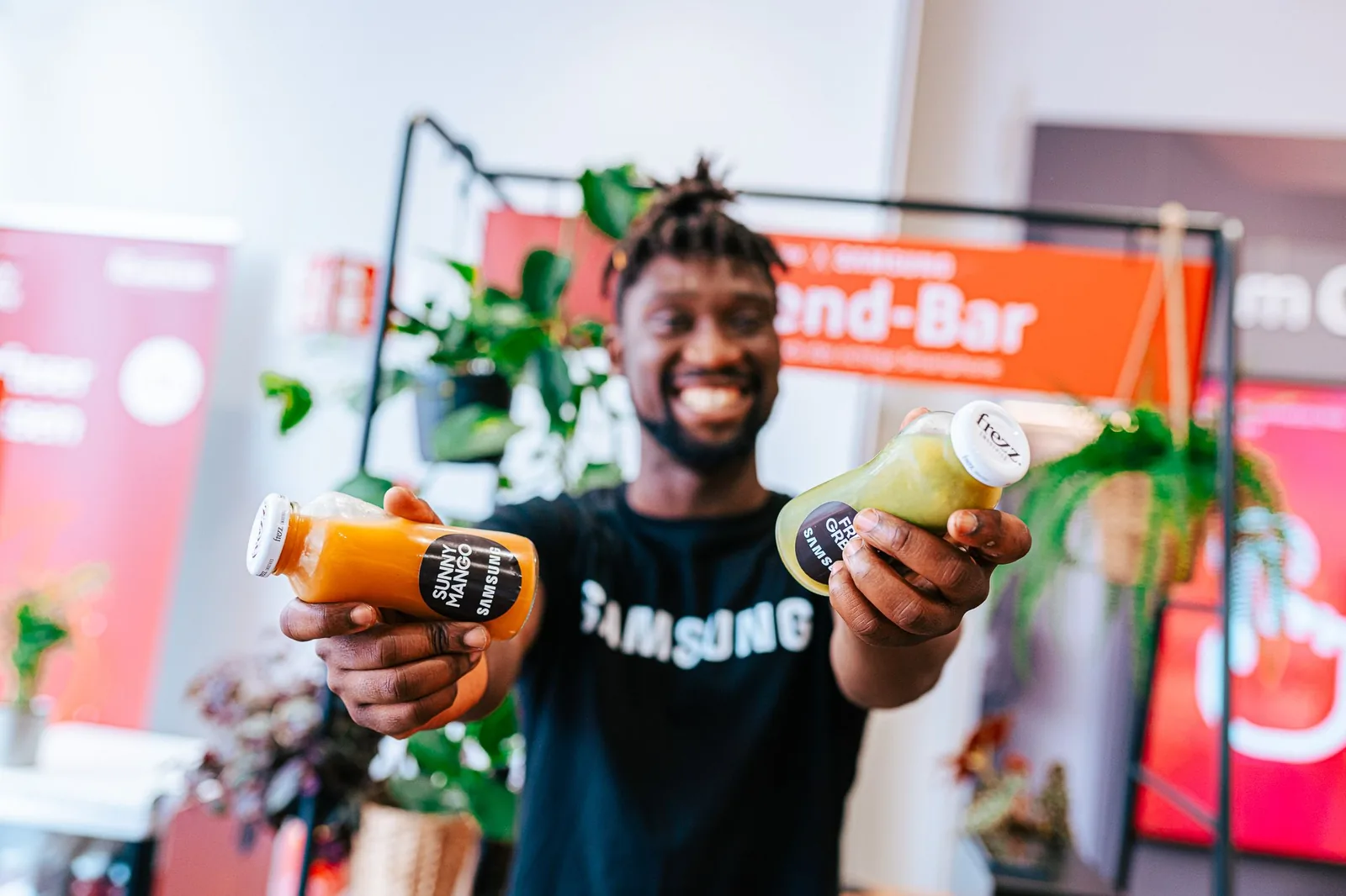 Promoter präsentiert am Point of Sale zwei Produkte zur Verkostung