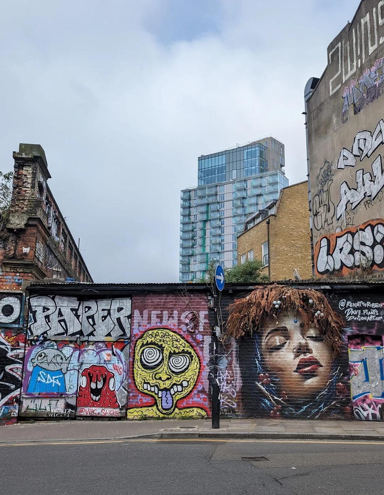 Street-Art-Wand mit großflächigen Graffiti in der Stadt