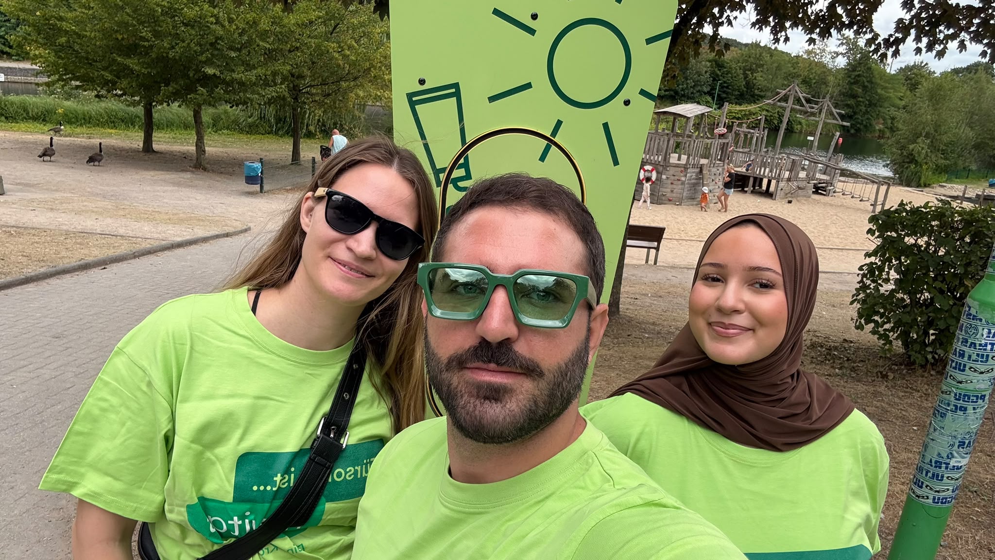 Drei Promoter im Novitas-Shirt beim Sommerquiz am Baldeneysee