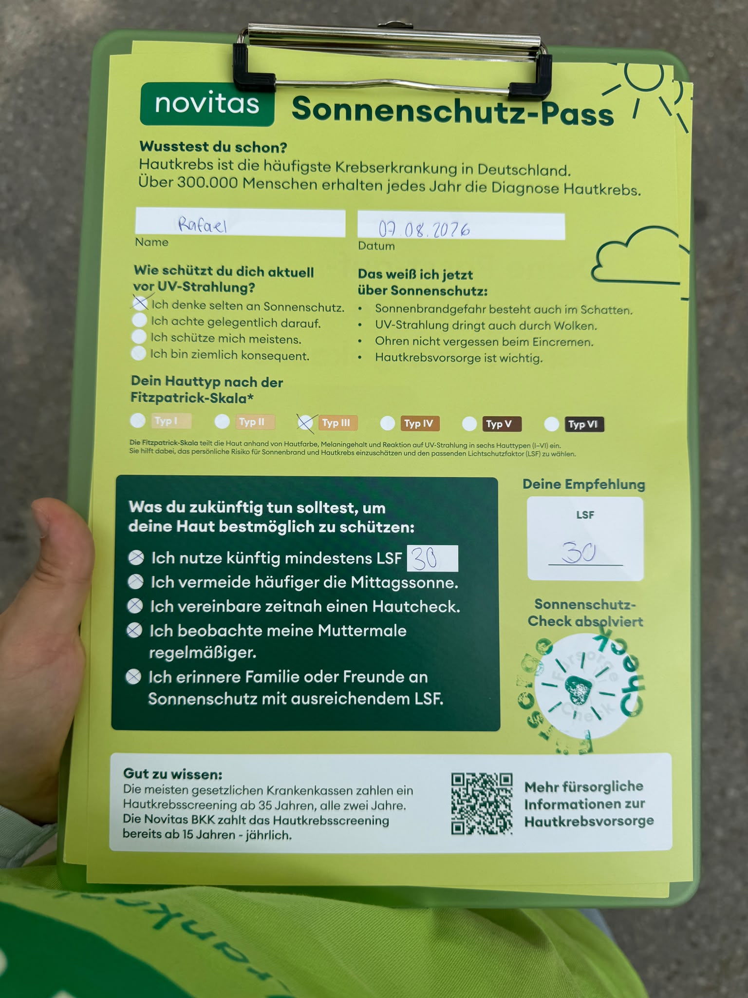 Ausgefuellter Sonnenschutz-Pass mit ermitteltem Hauttyp und Lichtschutzfaktor