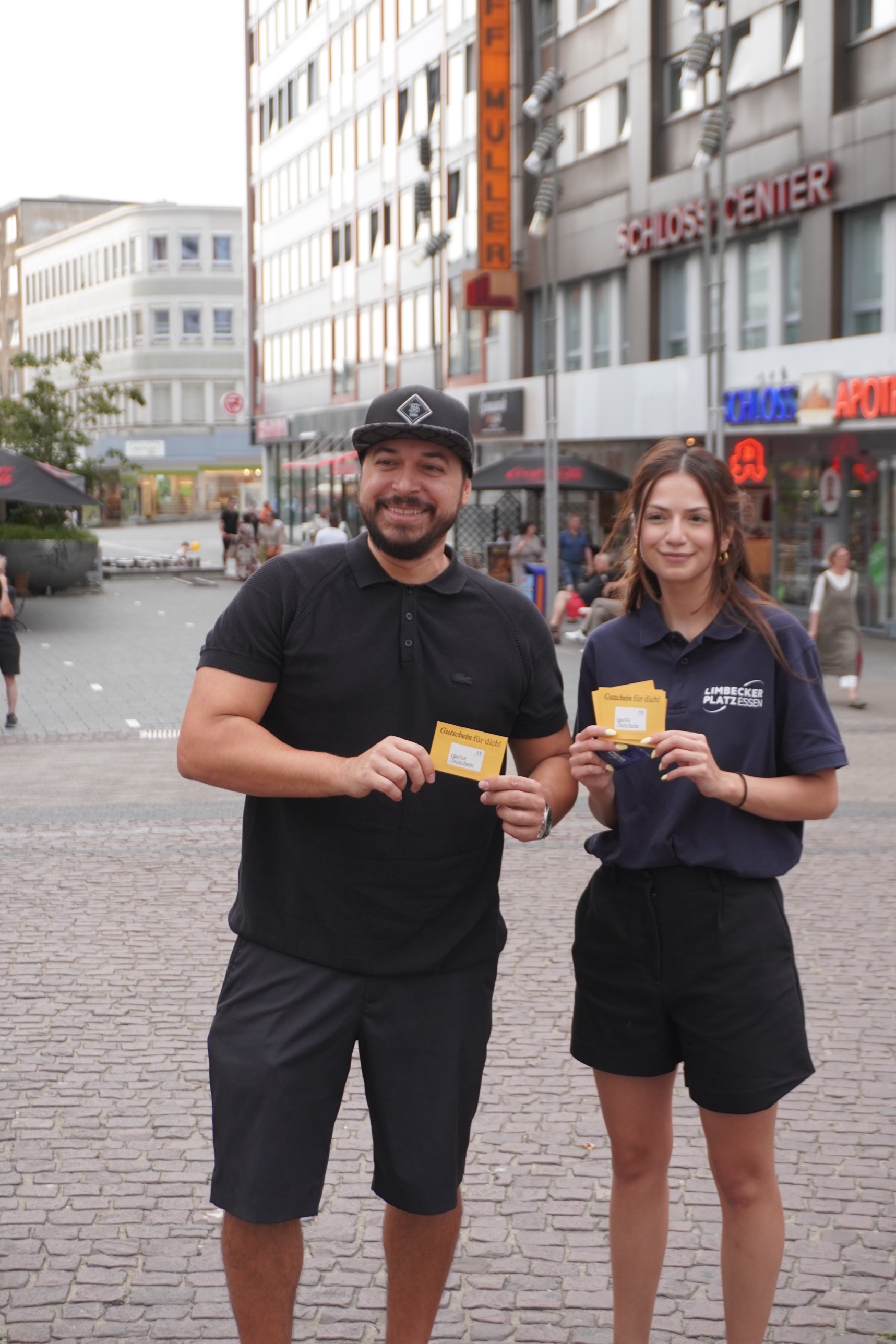 Die beiden Promoter mit den 5-Euro-Shopping-Gutscheinen