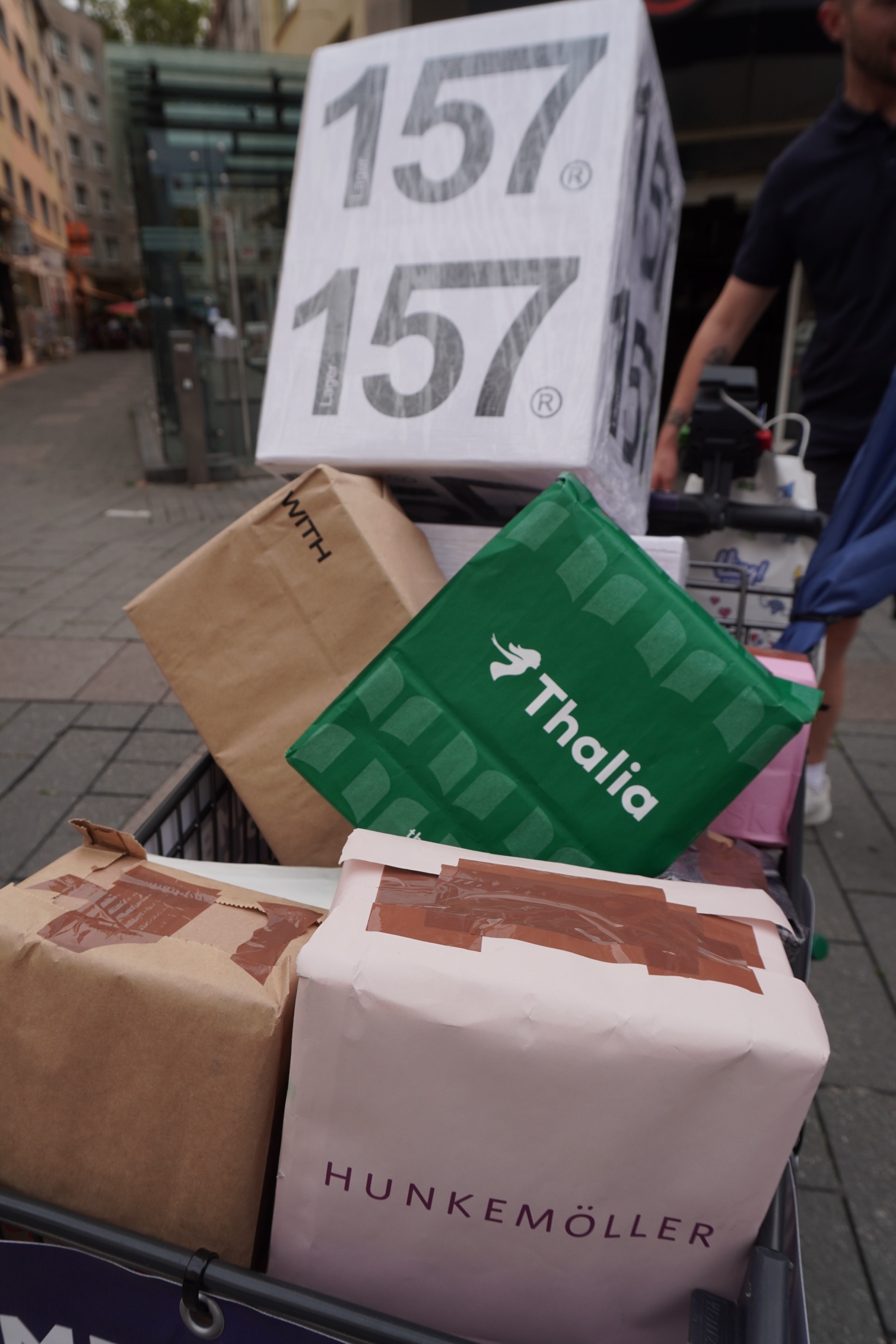 Store-Pakete im Einkaufswagen, darunter die XXL-Pakete der Neueroeffnungen Lager 157 und weiterer Stores