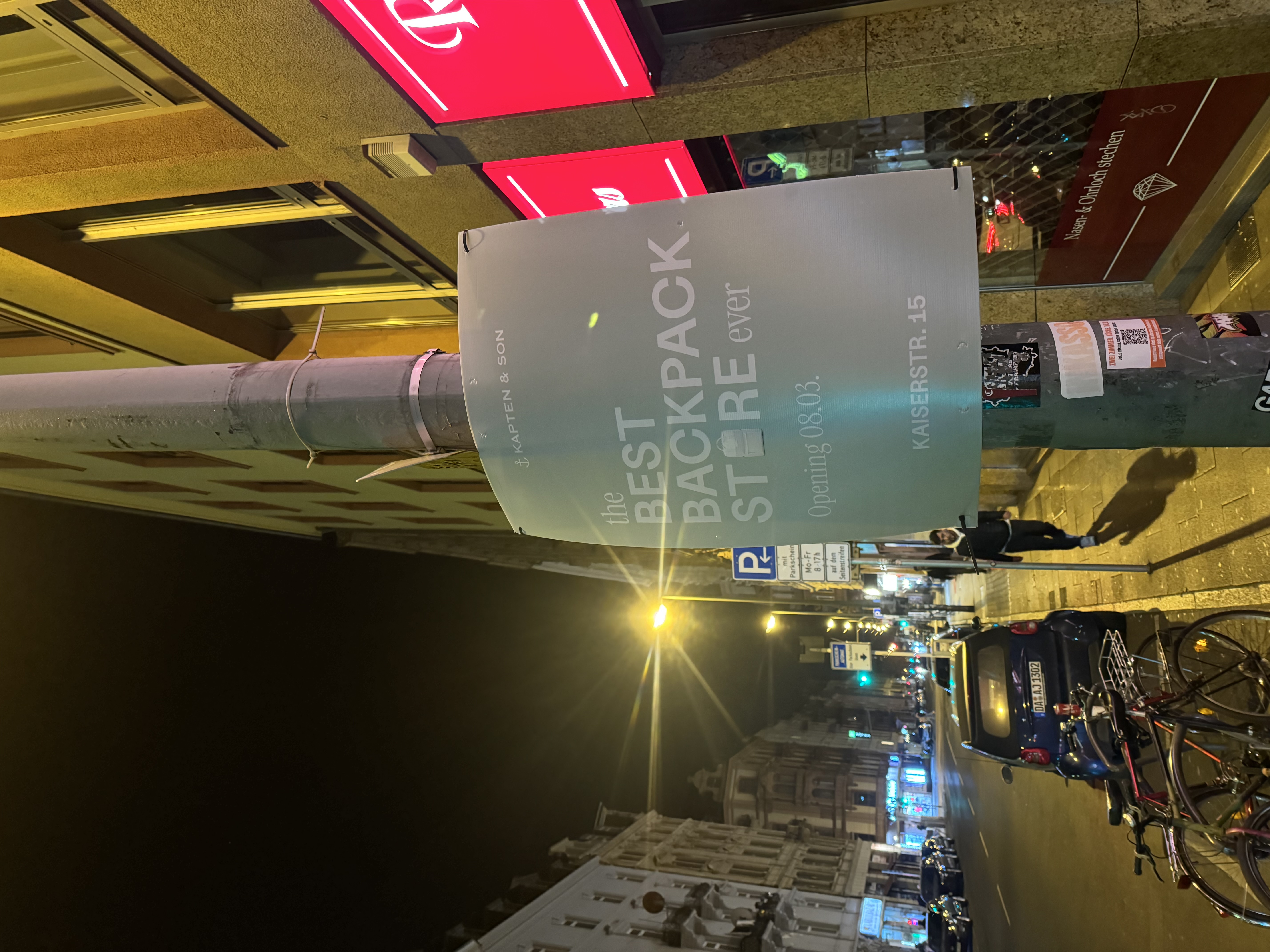 Kapten & Son Pole Poster an einer Straßenecke in Frankfurt