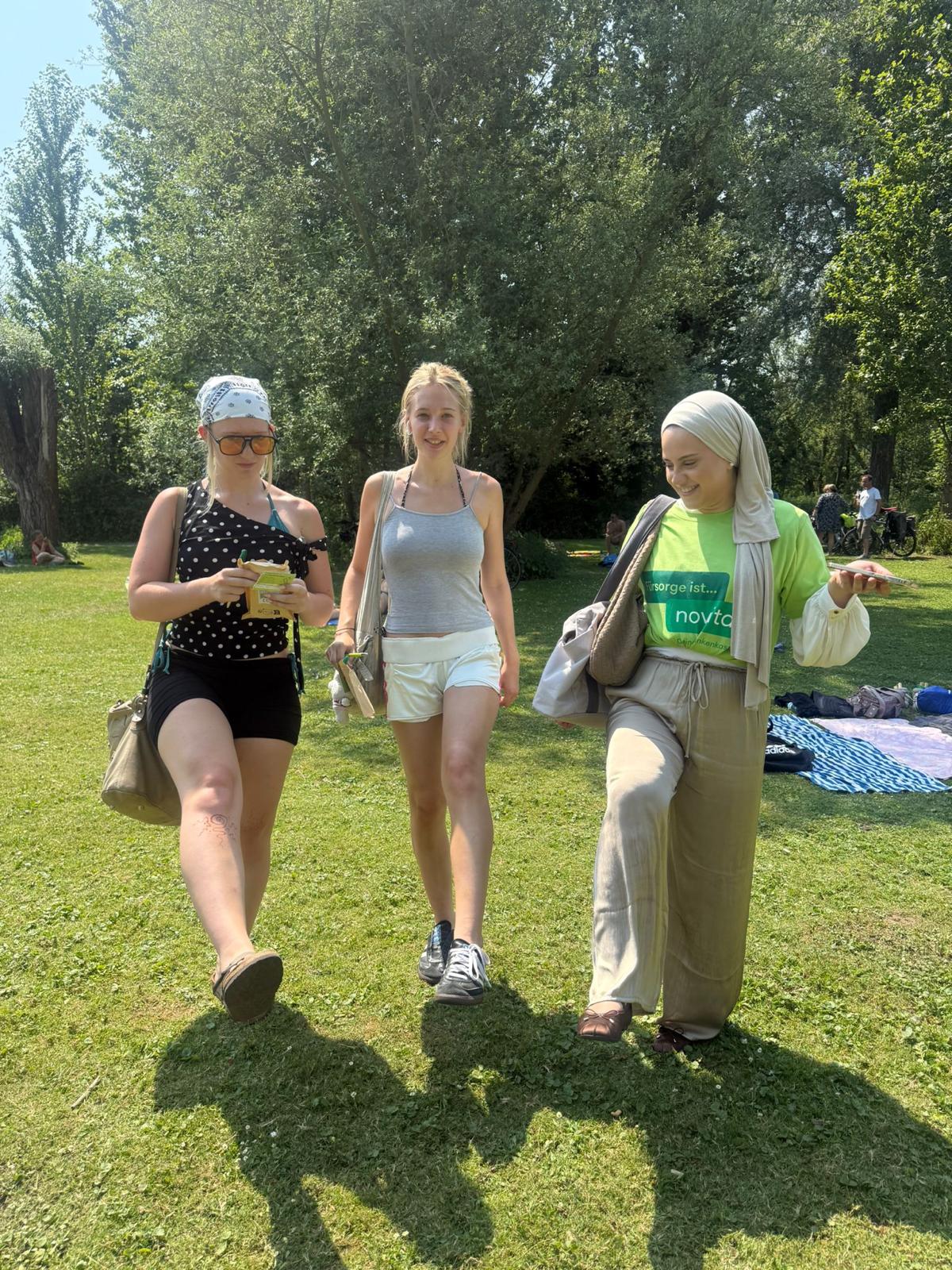 Novitas Promotion-Team im Gespräch mit Passantinnen im Park