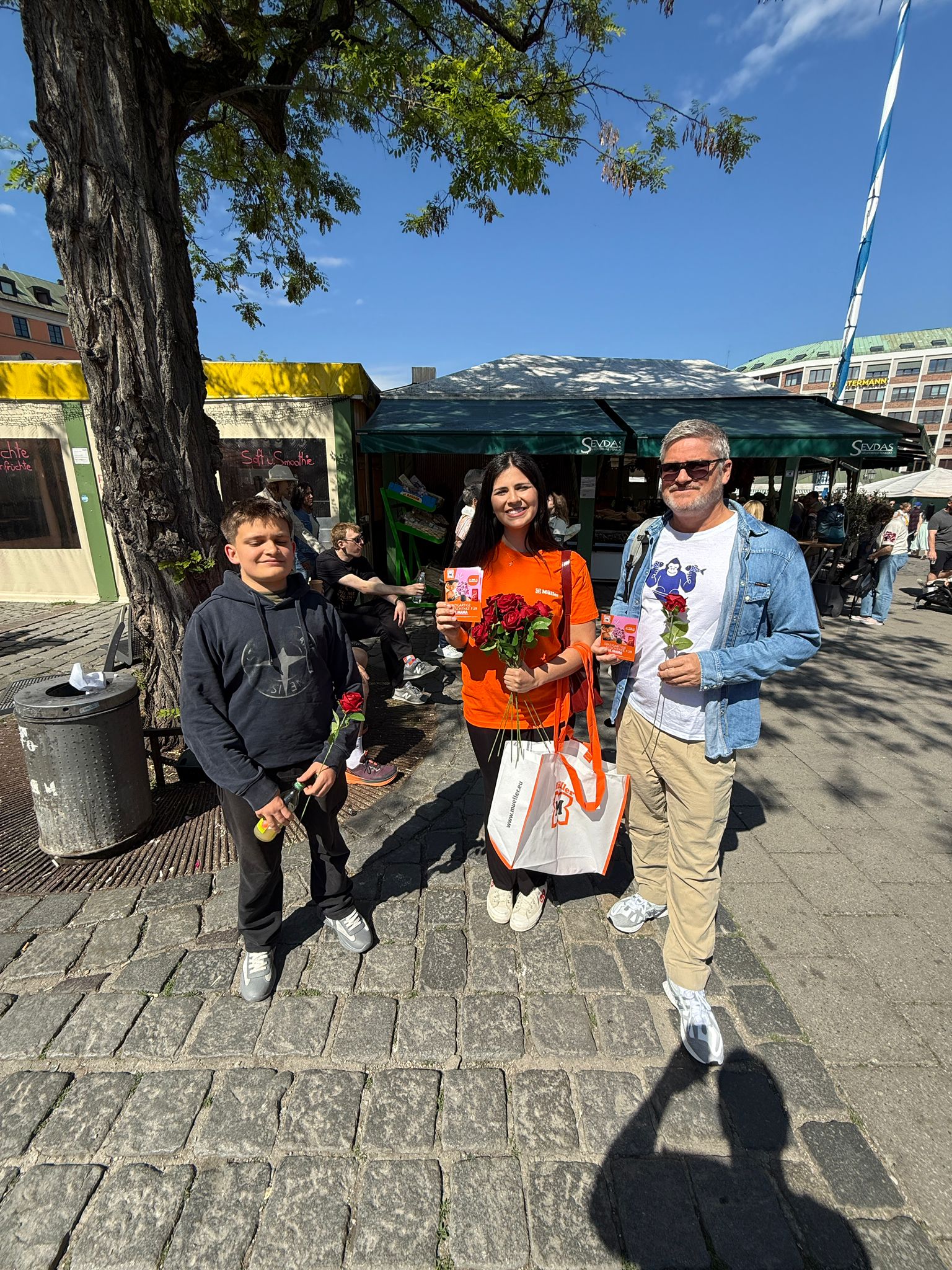 Müller Muttertags-Aktion mit Rosenverteilung in München
