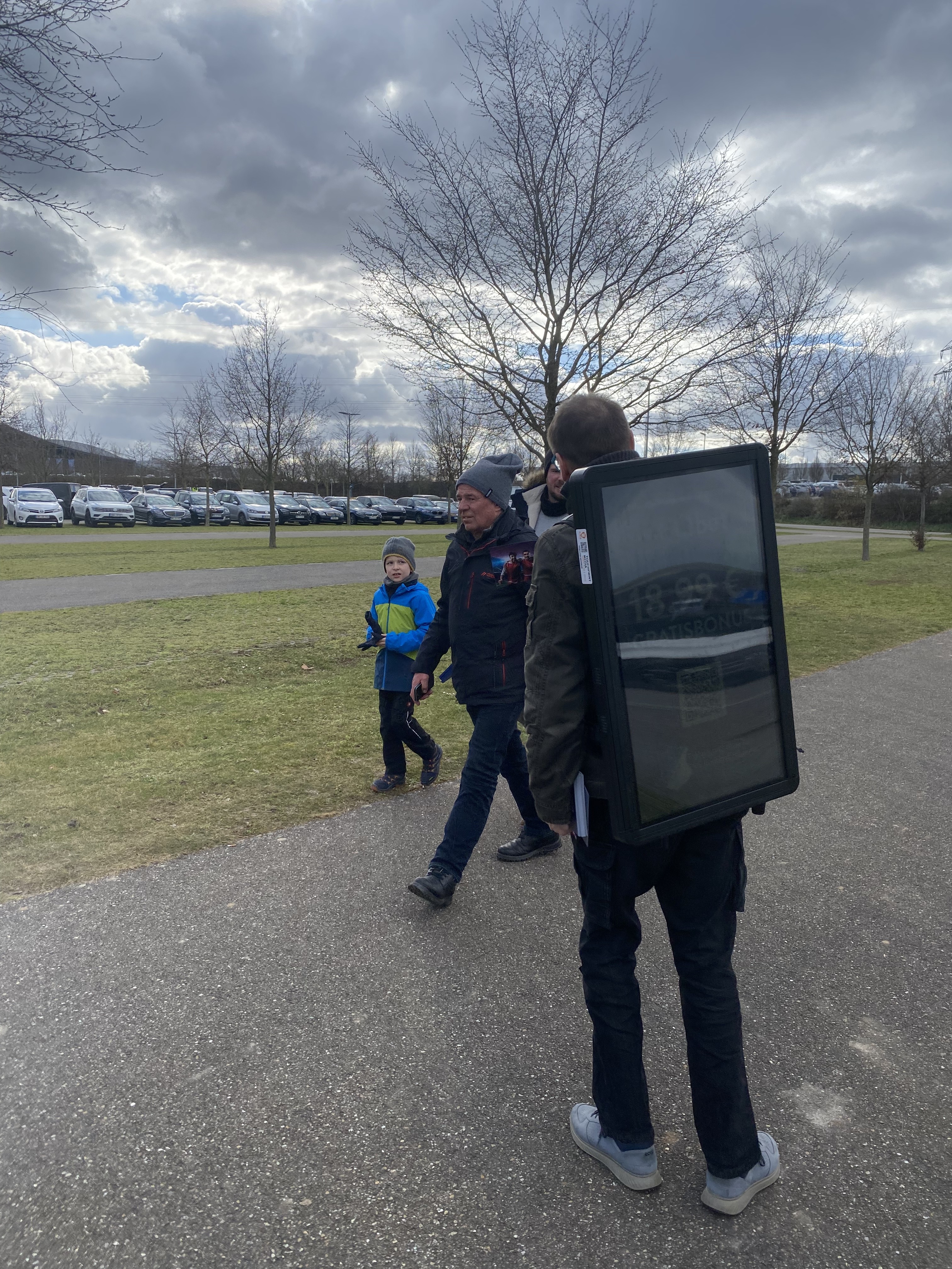 NeoBet Walking Screen im Park bei der Fan-Route in Darmstadt