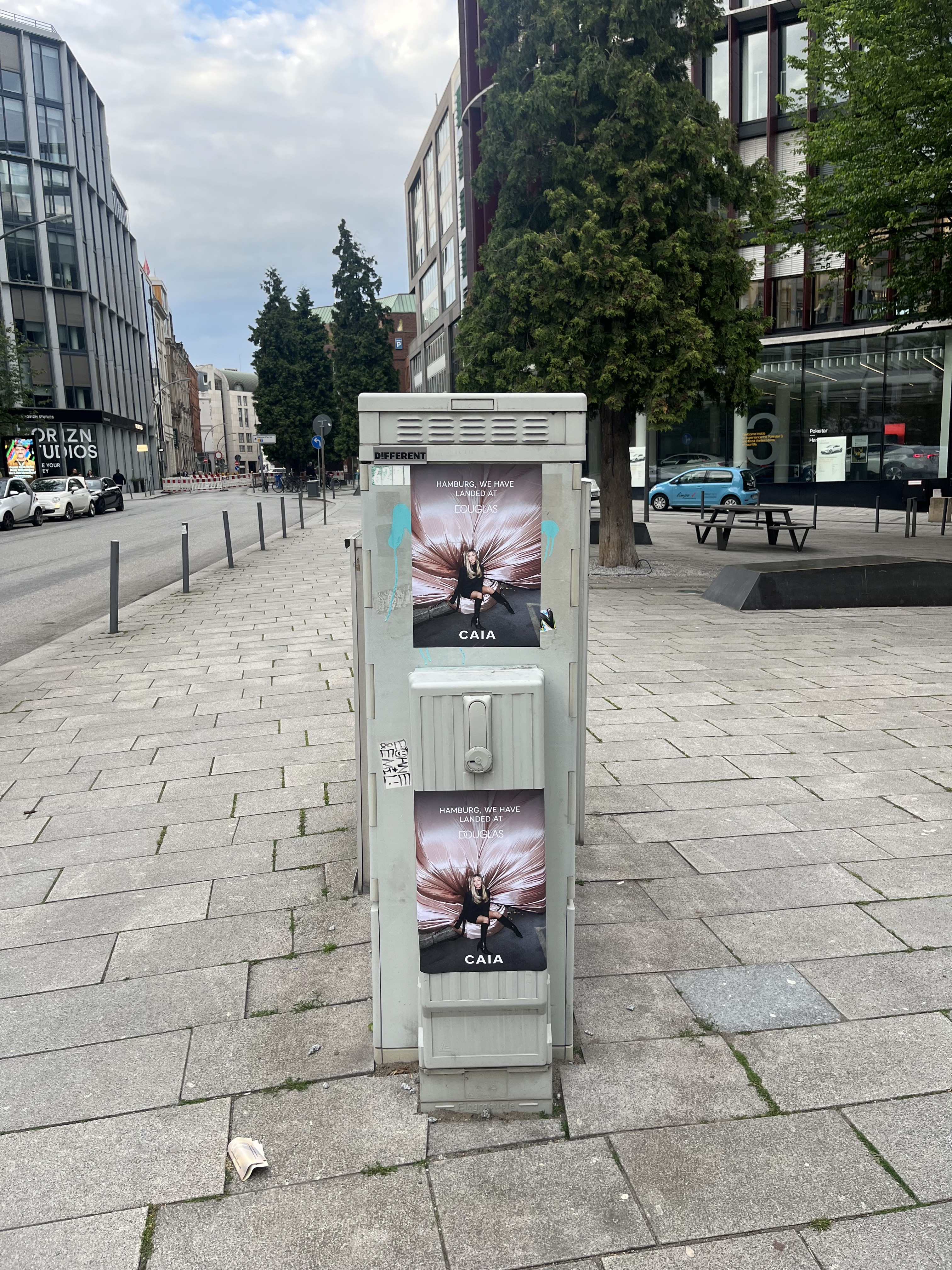 CAIA x Douglas Guerilla-Platzierung an einem Schaltkasten in Hamburg