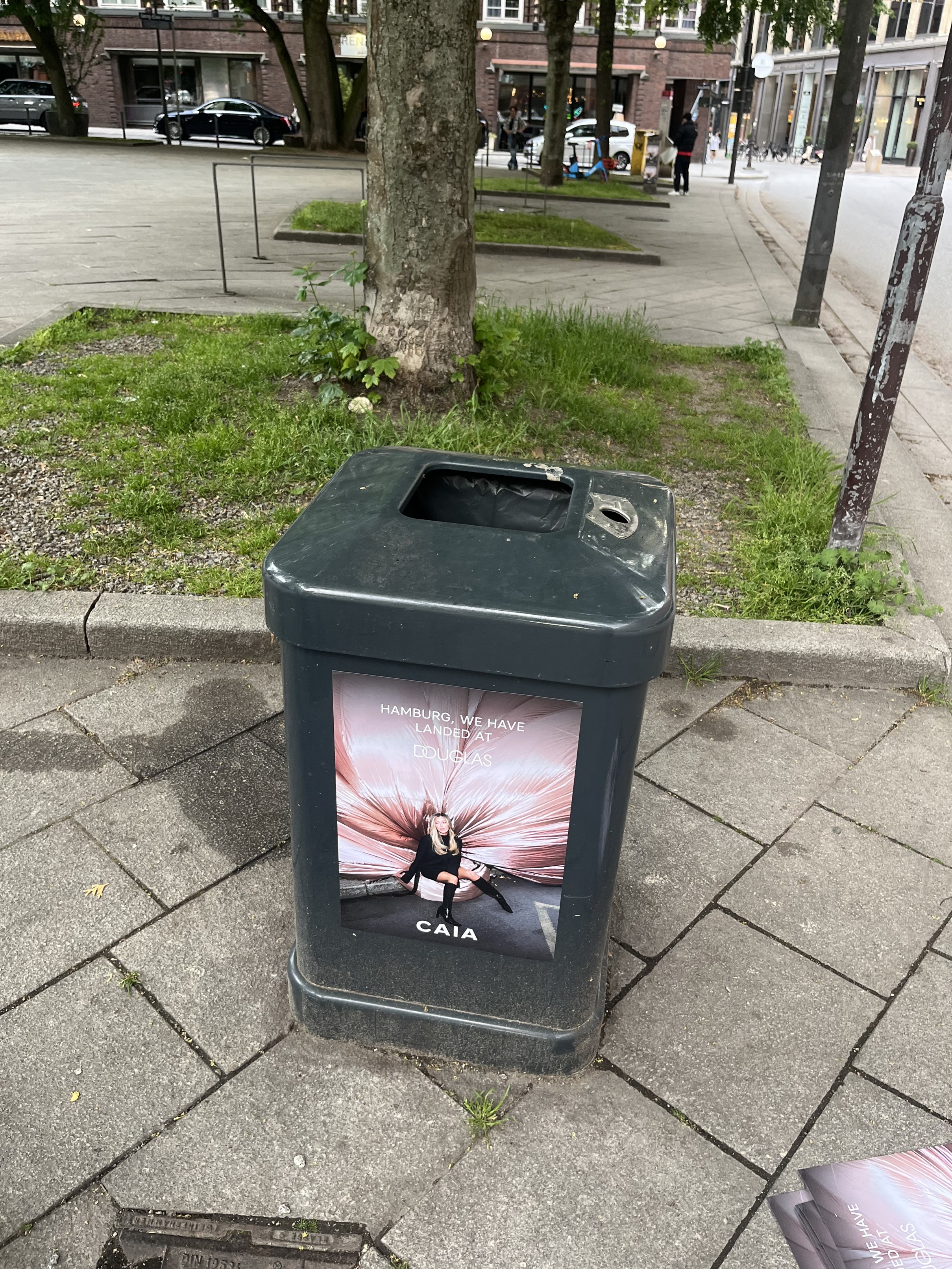 CAIA x Douglas Magic Poster an Straßenmöbel in Hamburg