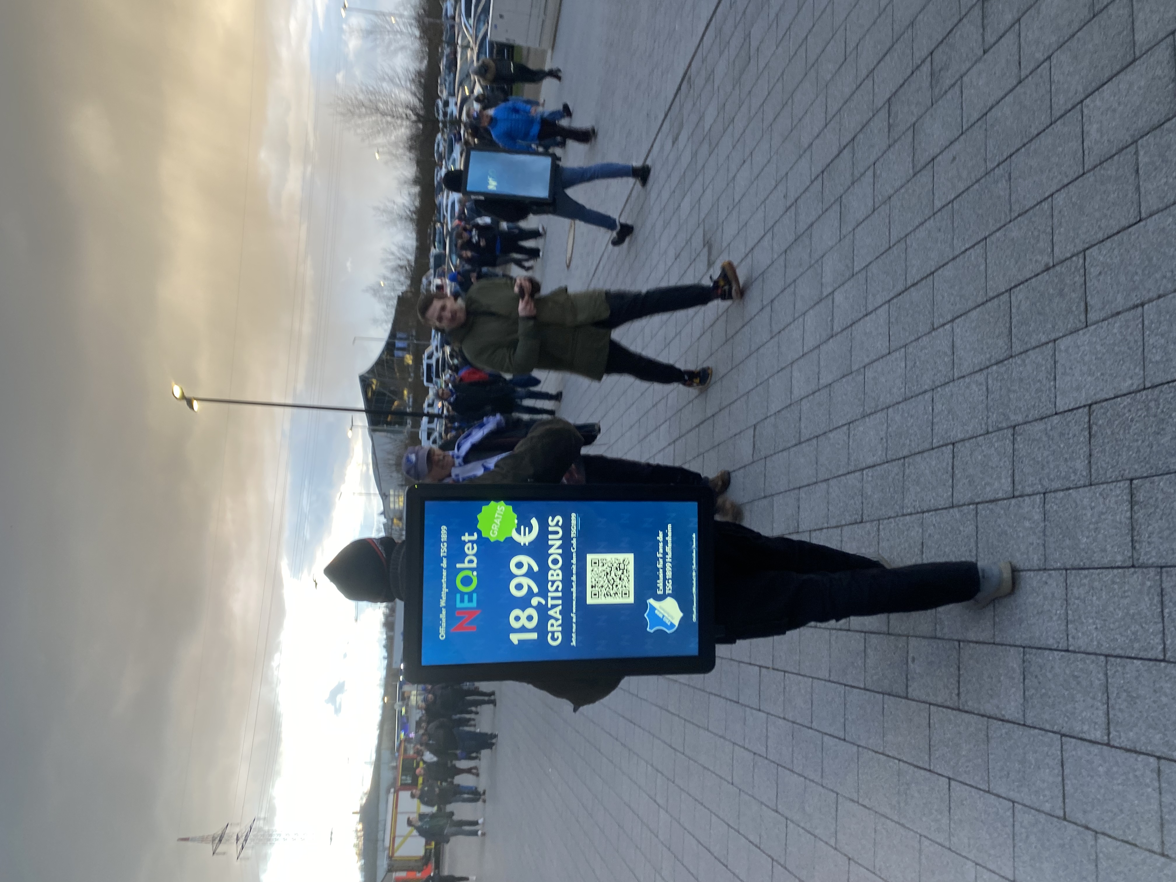 NeoBet Walking Screen auf dem Parkplatz vor dem Spiel der TSG Hoffenheim