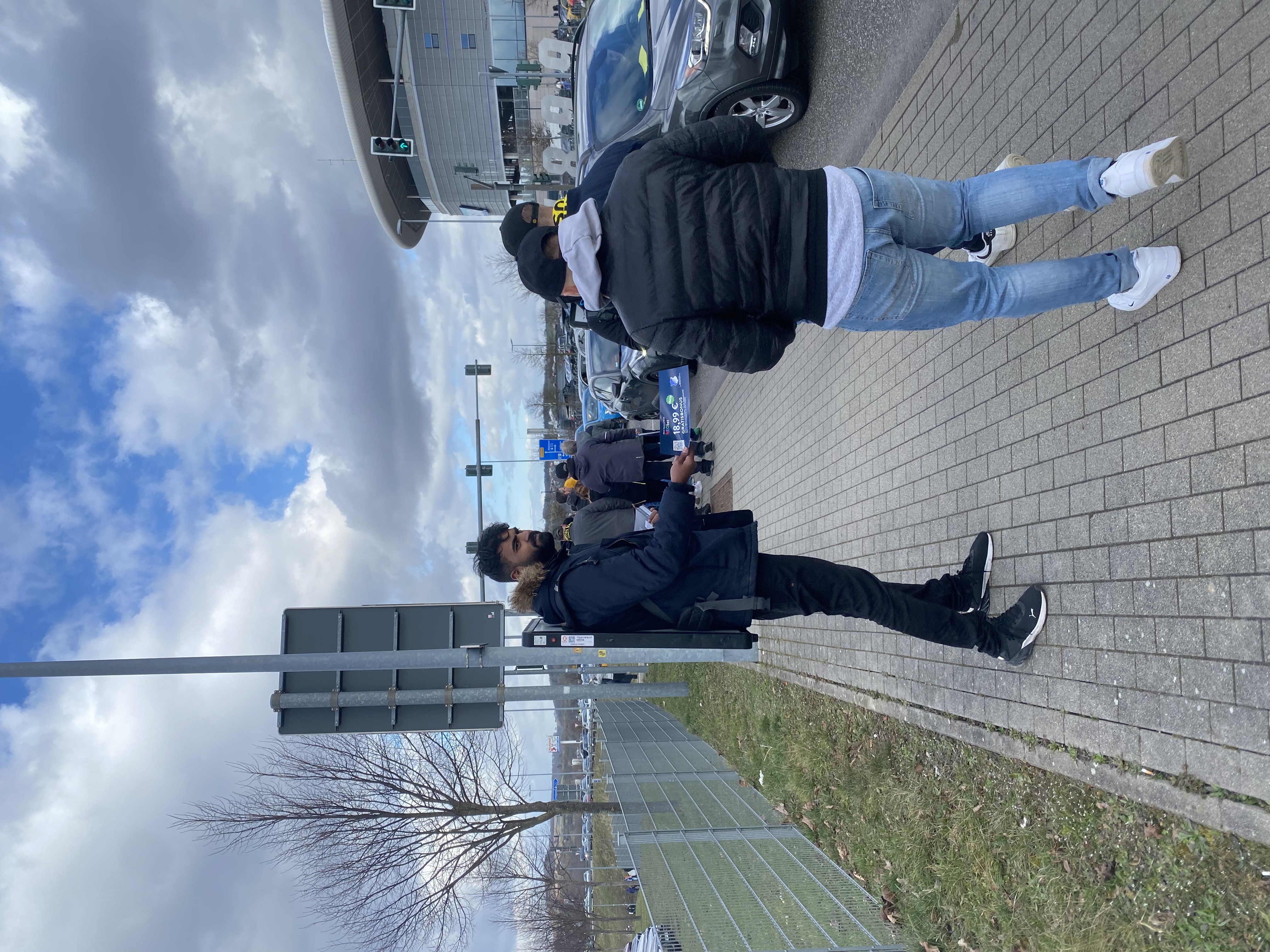 NeoBet Flyerübergabe an Fans auf der Straße bei der TSG Hoffenheim