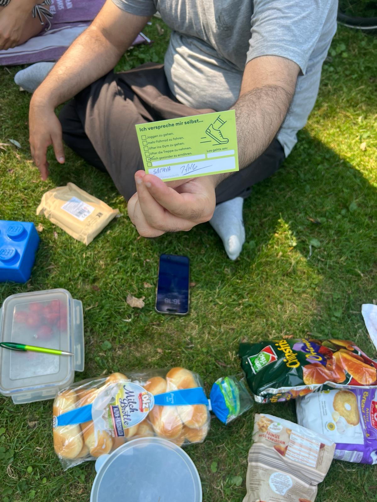 Novitas Wallet Card beim Picknick im Park