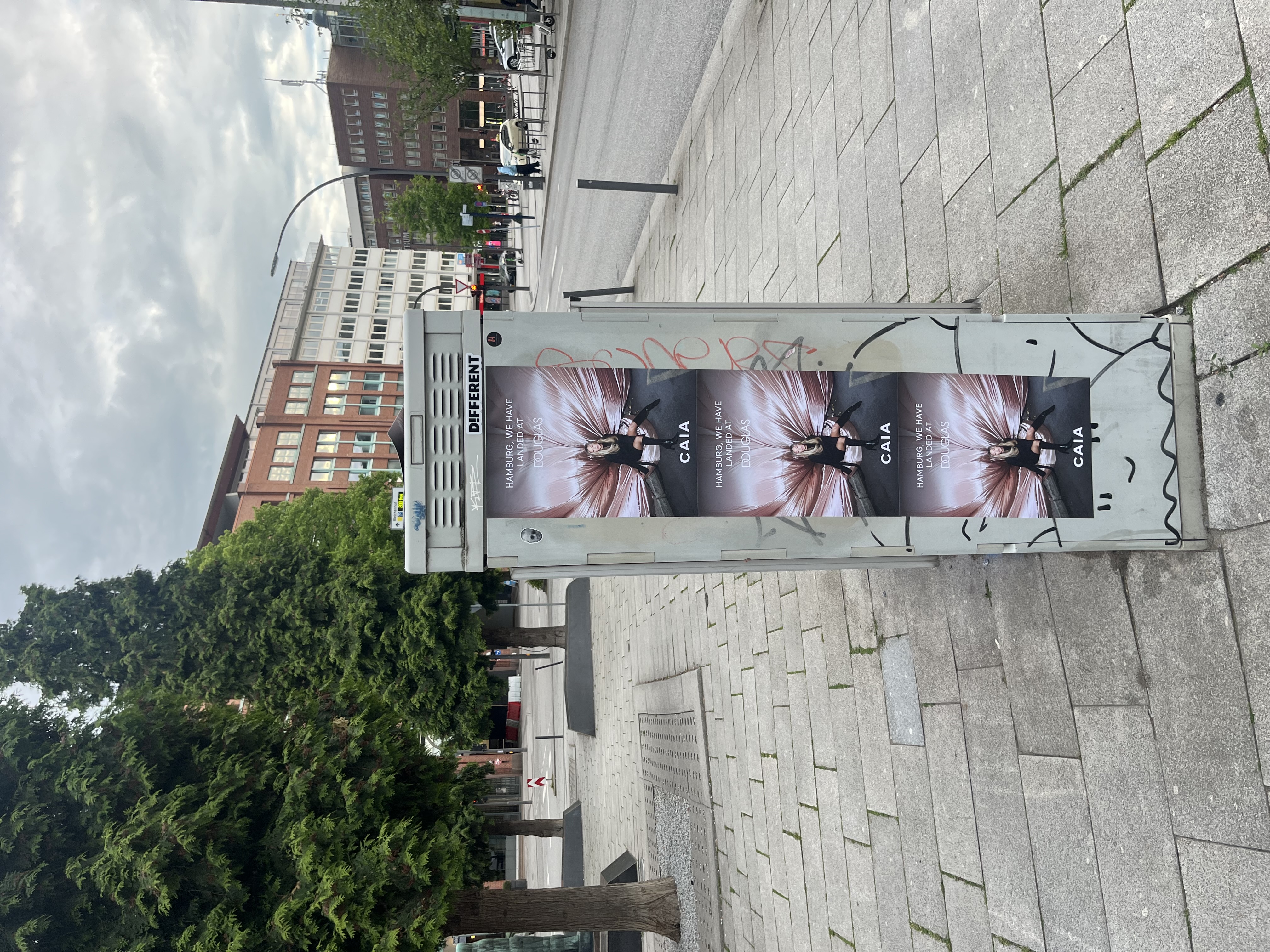 CAIA x Douglas Platzierung an einem Mr. Fill Abfallbehälter in Hamburg