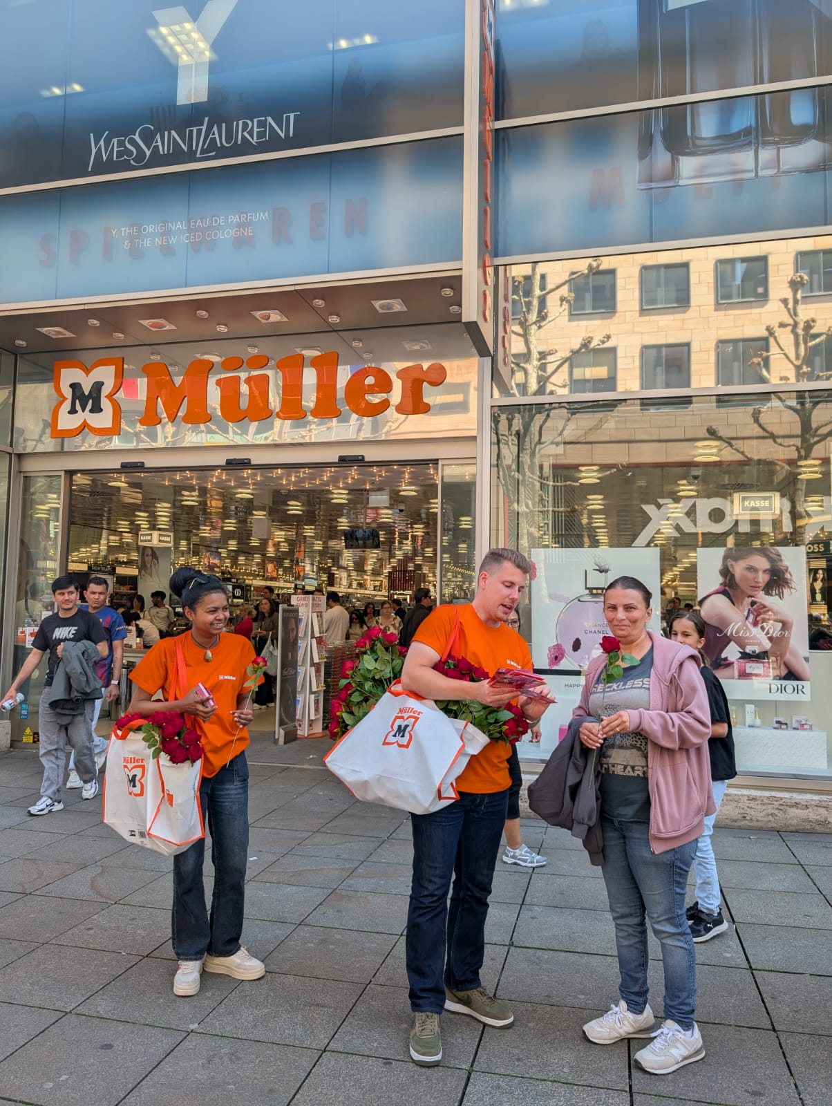 Müller Promotion-Team vor dem Store in Stuttgart