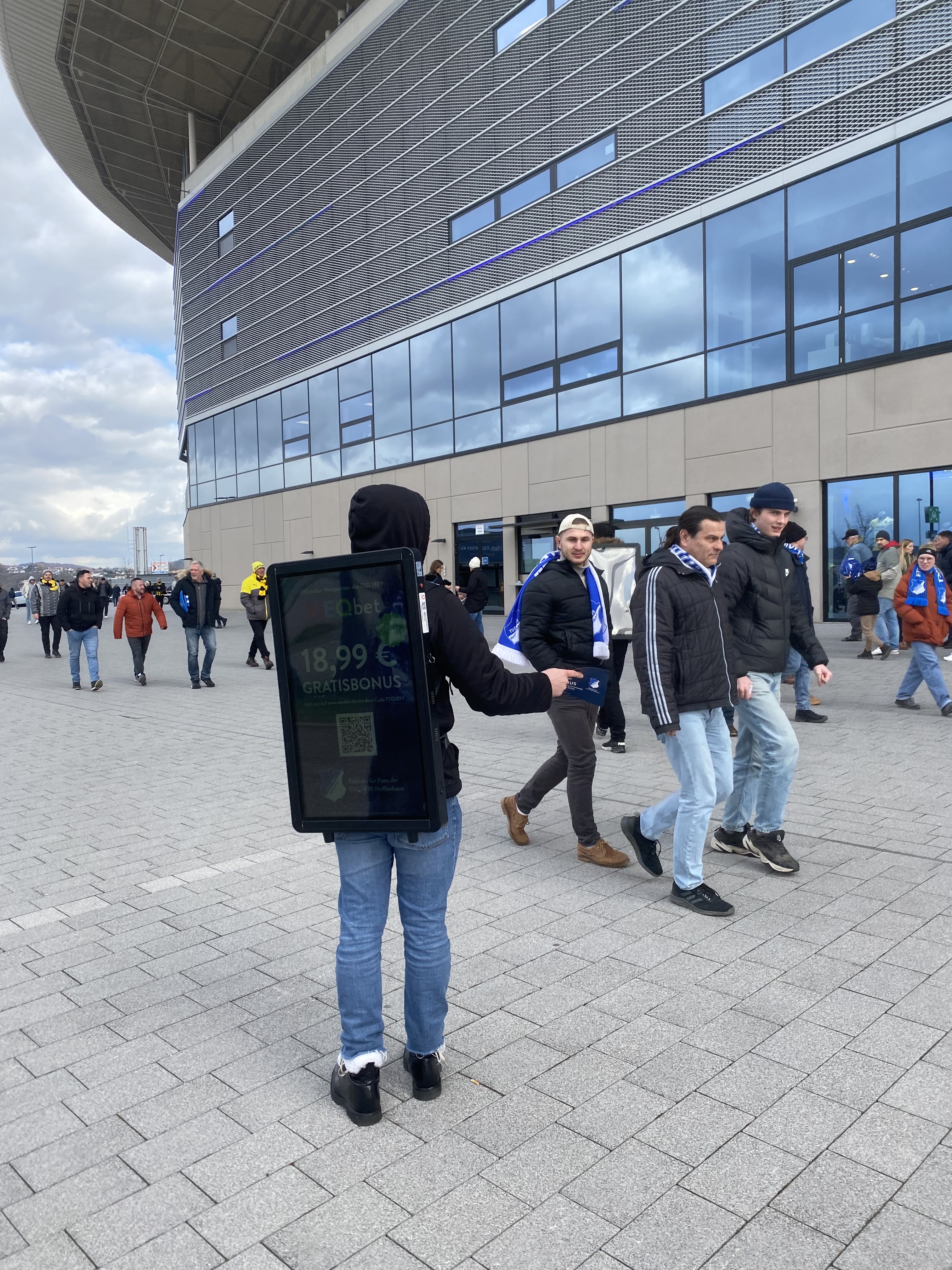 NeoBet Flyerverteilung an Fans vor dem Spiel der TSG Hoffenheim