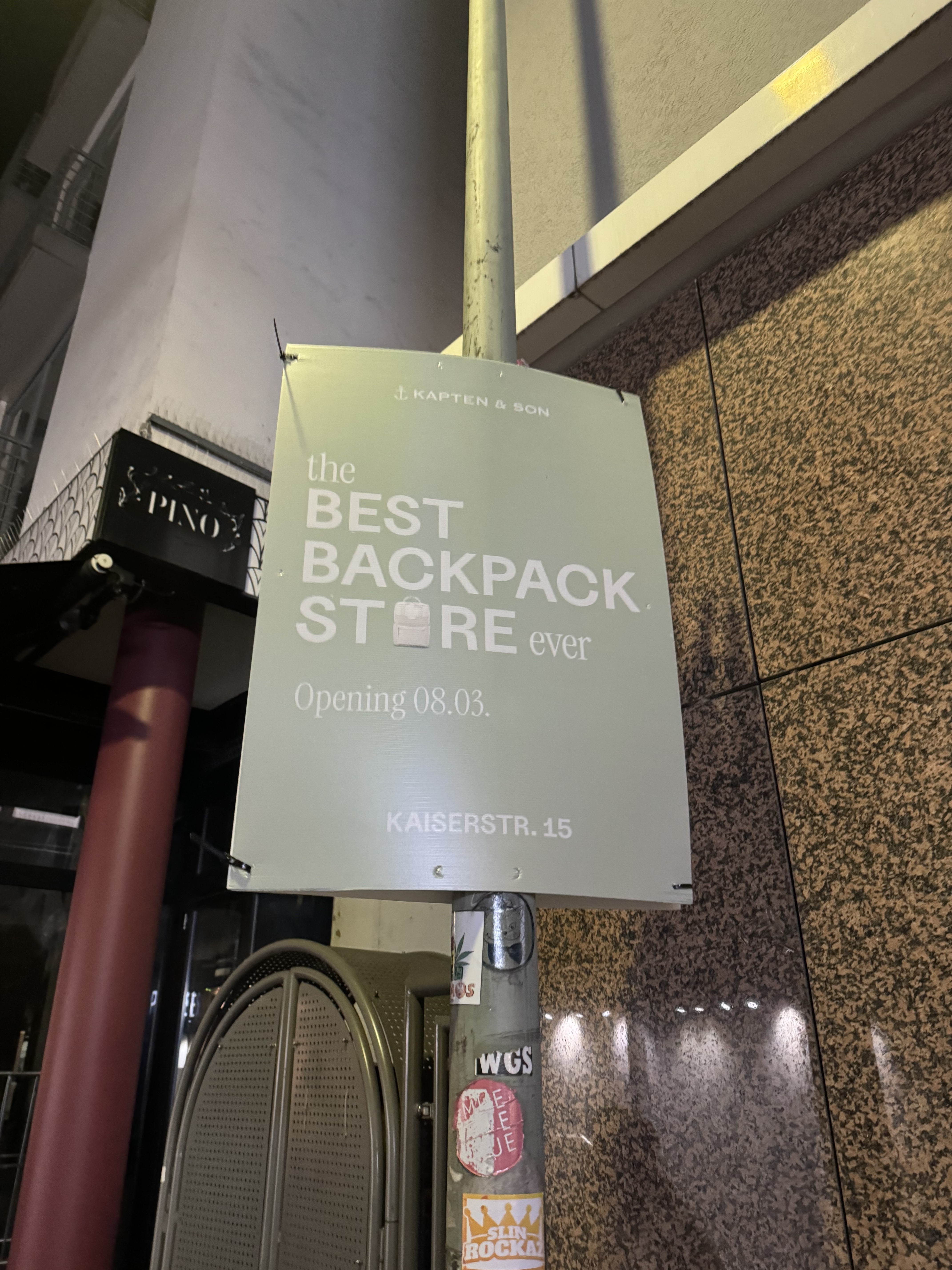 Kapten & Son Pole Poster mit Best Backpack Store Motiv in Frankfurt