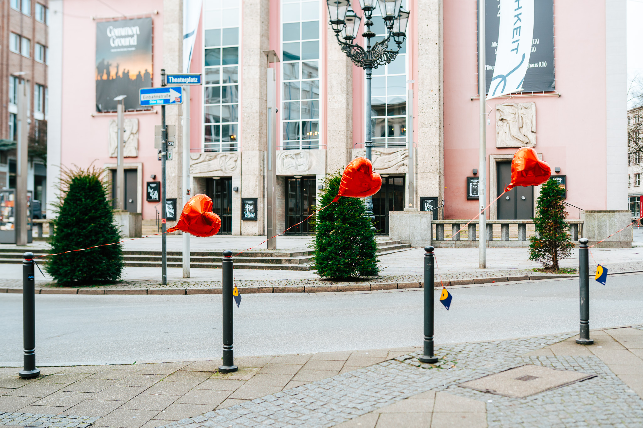 Herzluftballons in der Stadt 