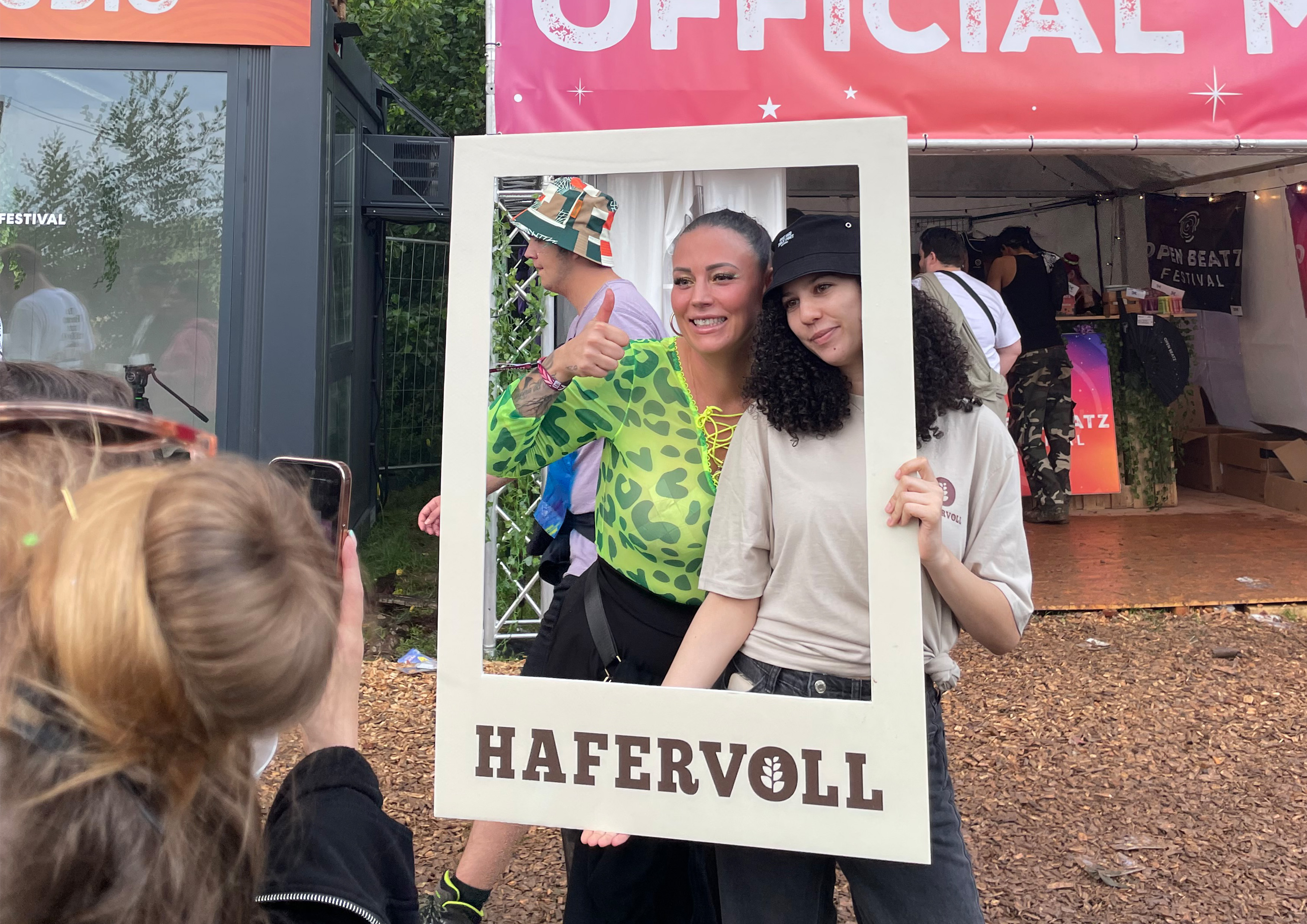 Promoter und Person mit Selfie-Rahmen