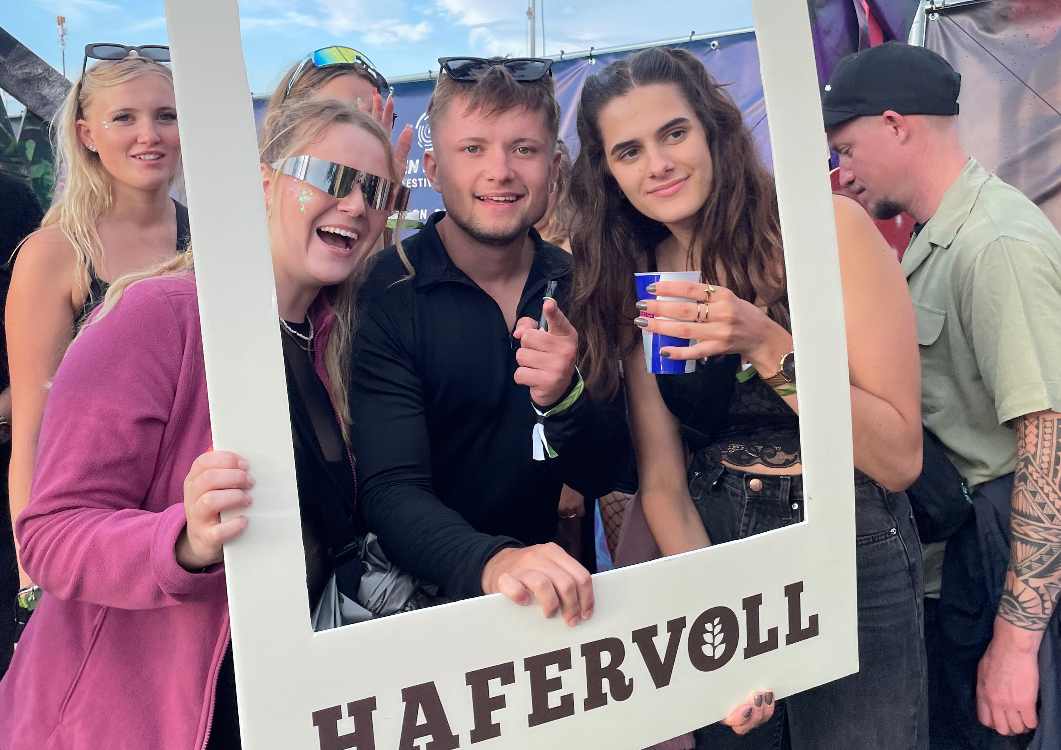 Personen mit Hafervoll Selfierahmen