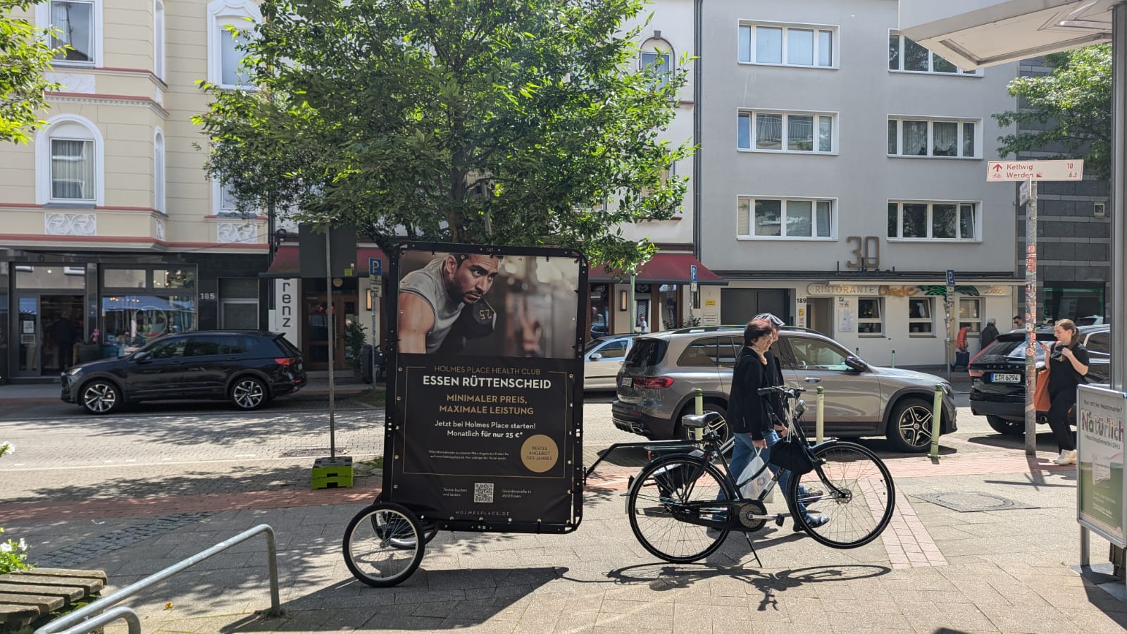 Bike Poster von Holmes Place auf der straße