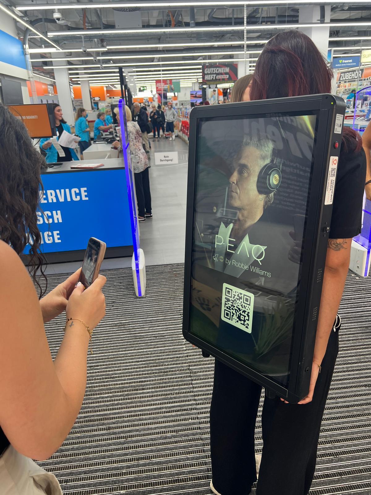 Person scannt QR-Code vom Walking Screen