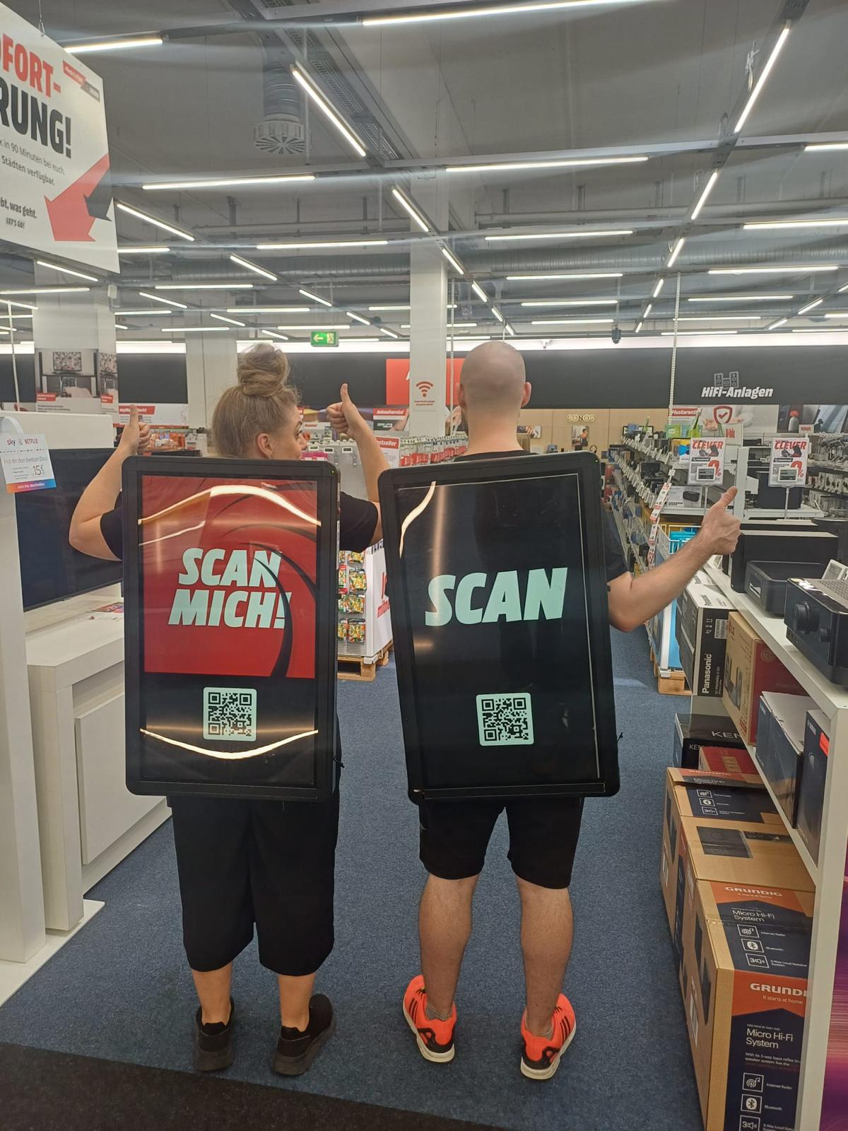 Zwei Promoter mit Walking Screens im Media Markt