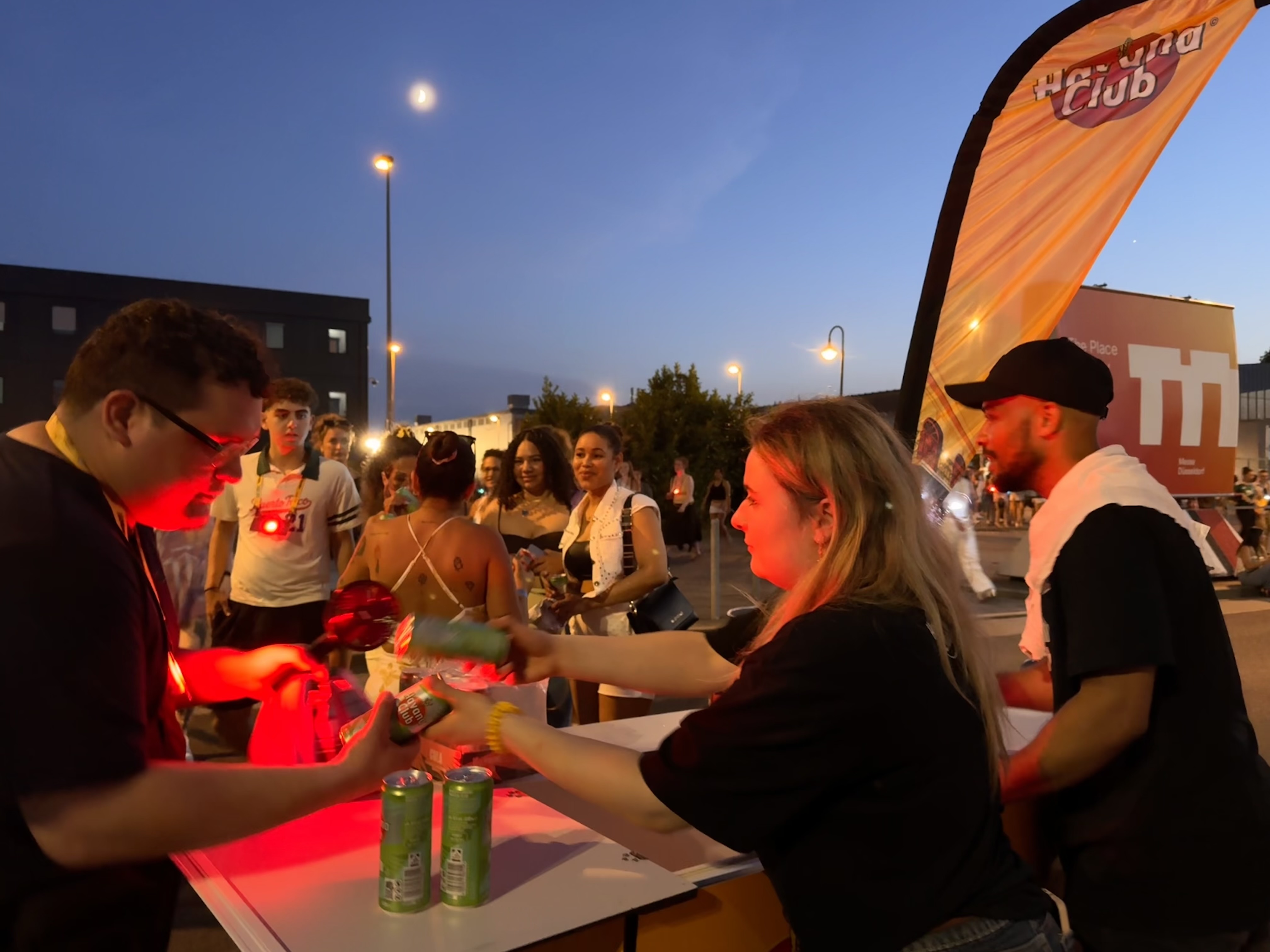 Promoter geben havana dosen an Personen